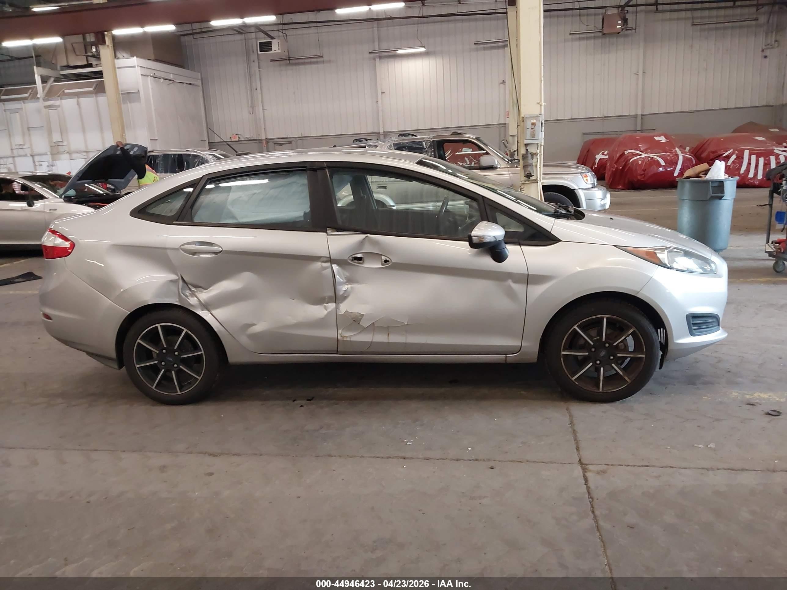 2015 Ford Fiesta Se Серебряный vin: 3FADP4BJXFM118157