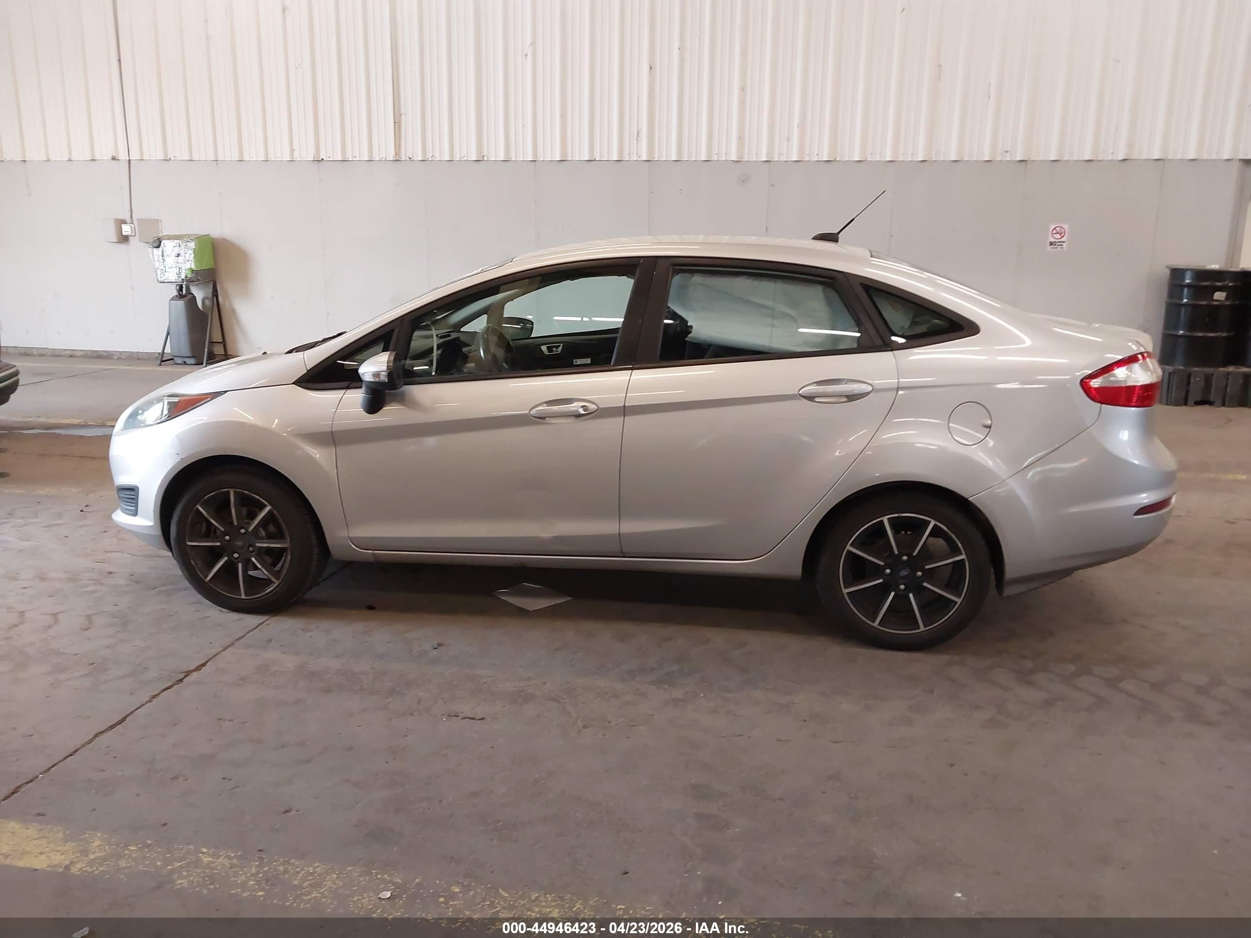 2015 Ford Fiesta Se Серебряный vin: 3FADP4BJXFM118157