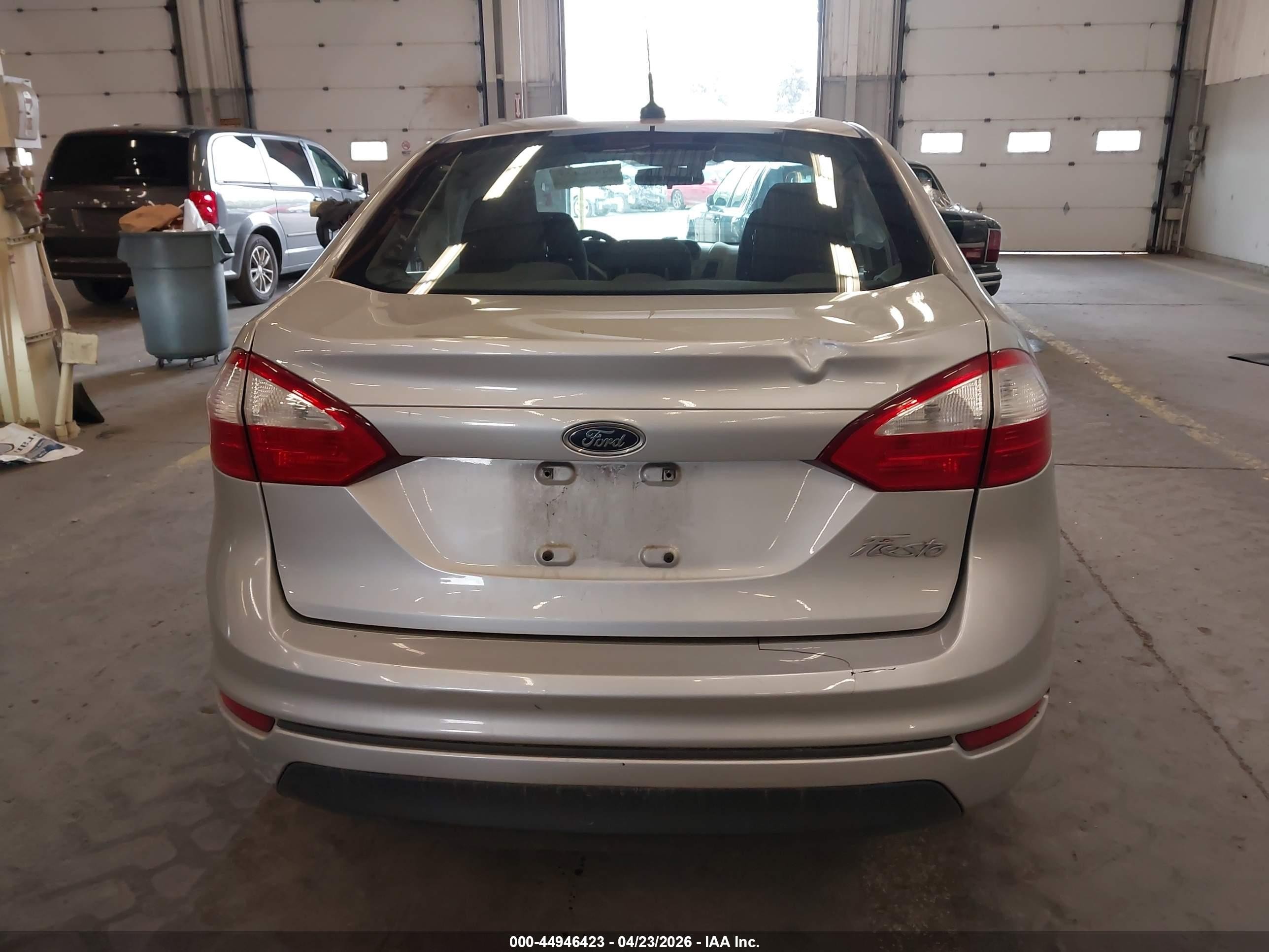 2015 Ford Fiesta Se Серебряный vin: 3FADP4BJXFM118157