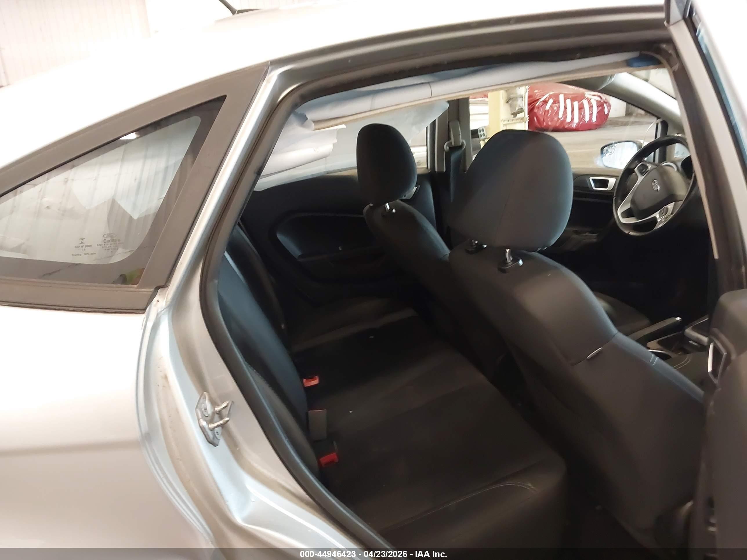 2015 Ford Fiesta Se Серебряный vin: 3FADP4BJXFM118157