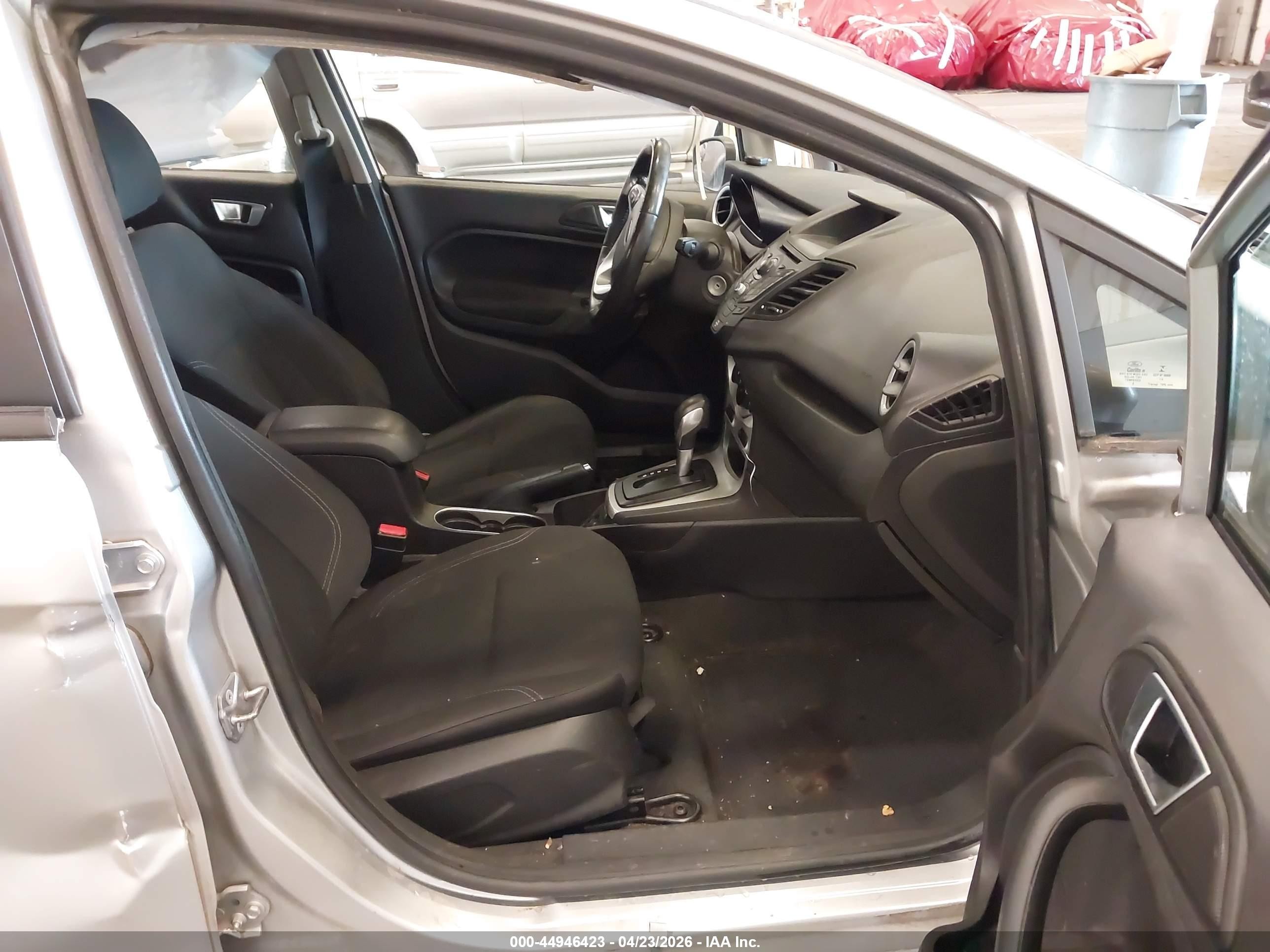 2015 Ford Fiesta Se Серебряный vin: 3FADP4BJXFM118157