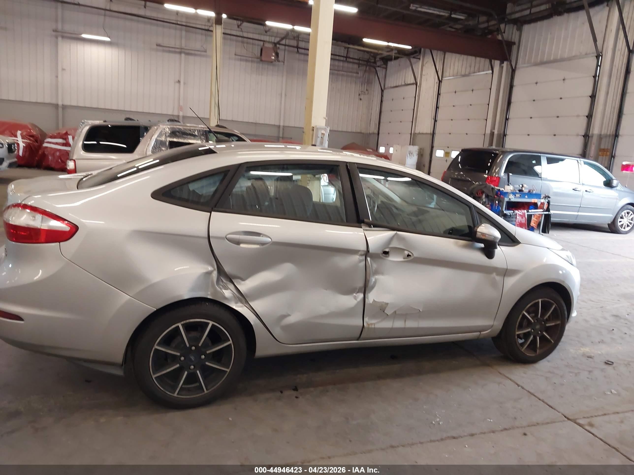 2015 Ford Fiesta Se Серебряный vin: 3FADP4BJXFM118157