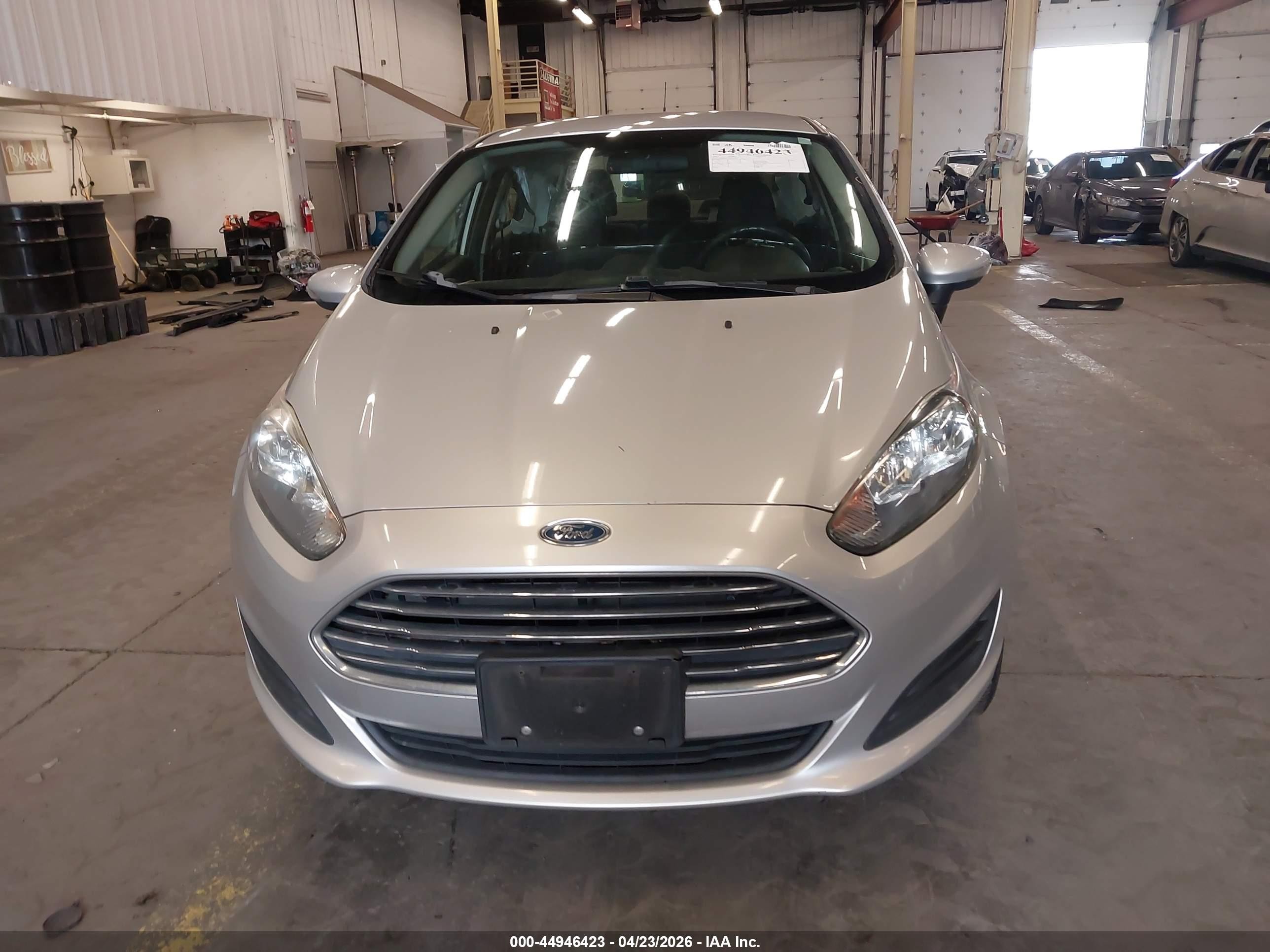 2015 Ford Fiesta Se Серебряный vin: 3FADP4BJXFM118157