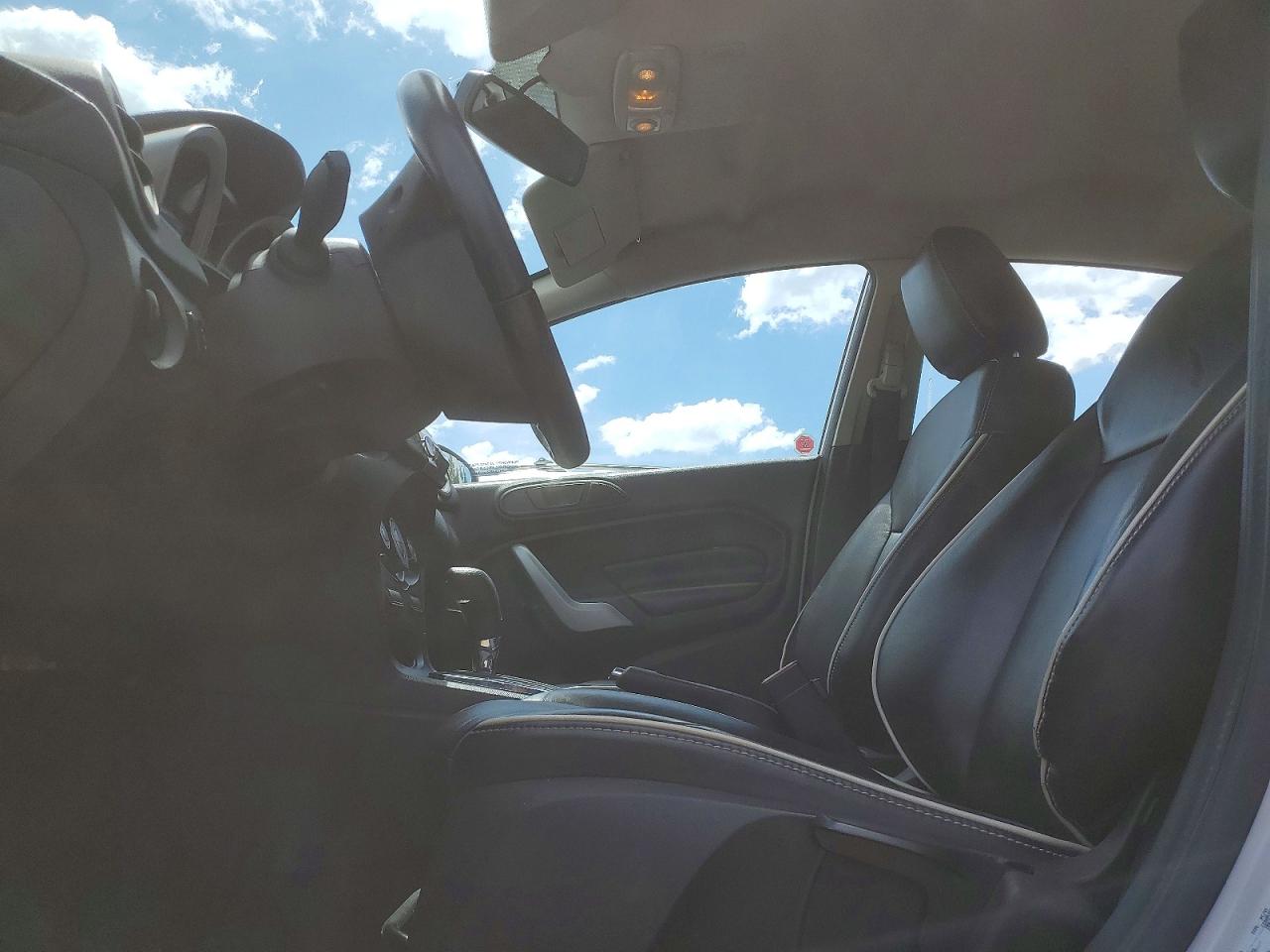2011 Ford Fiesta White vin: 3FADP4CJ2BM104827