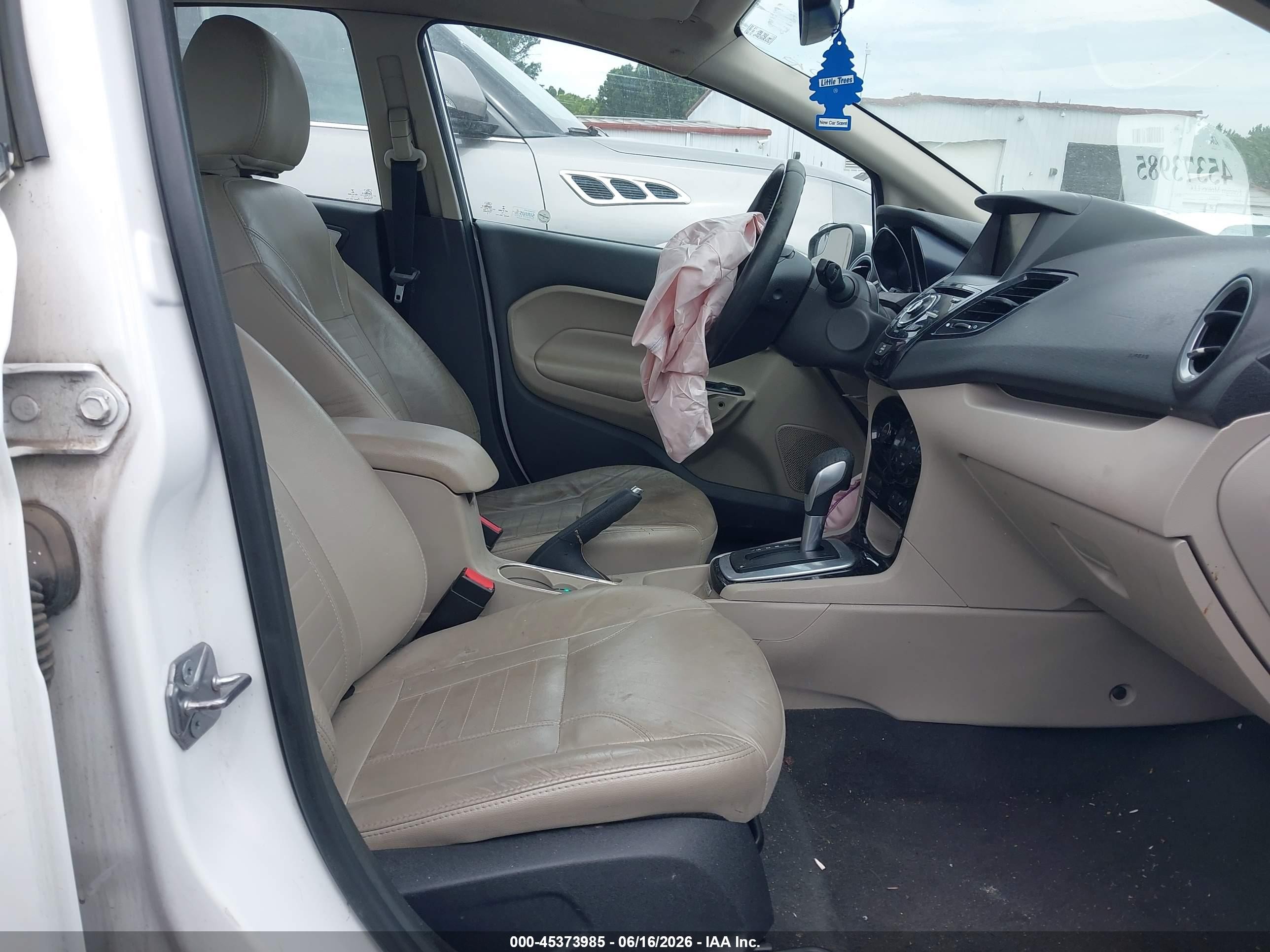 2015 Ford Fiesta Titanium White vin: 3FADP4CJ3FM205445
