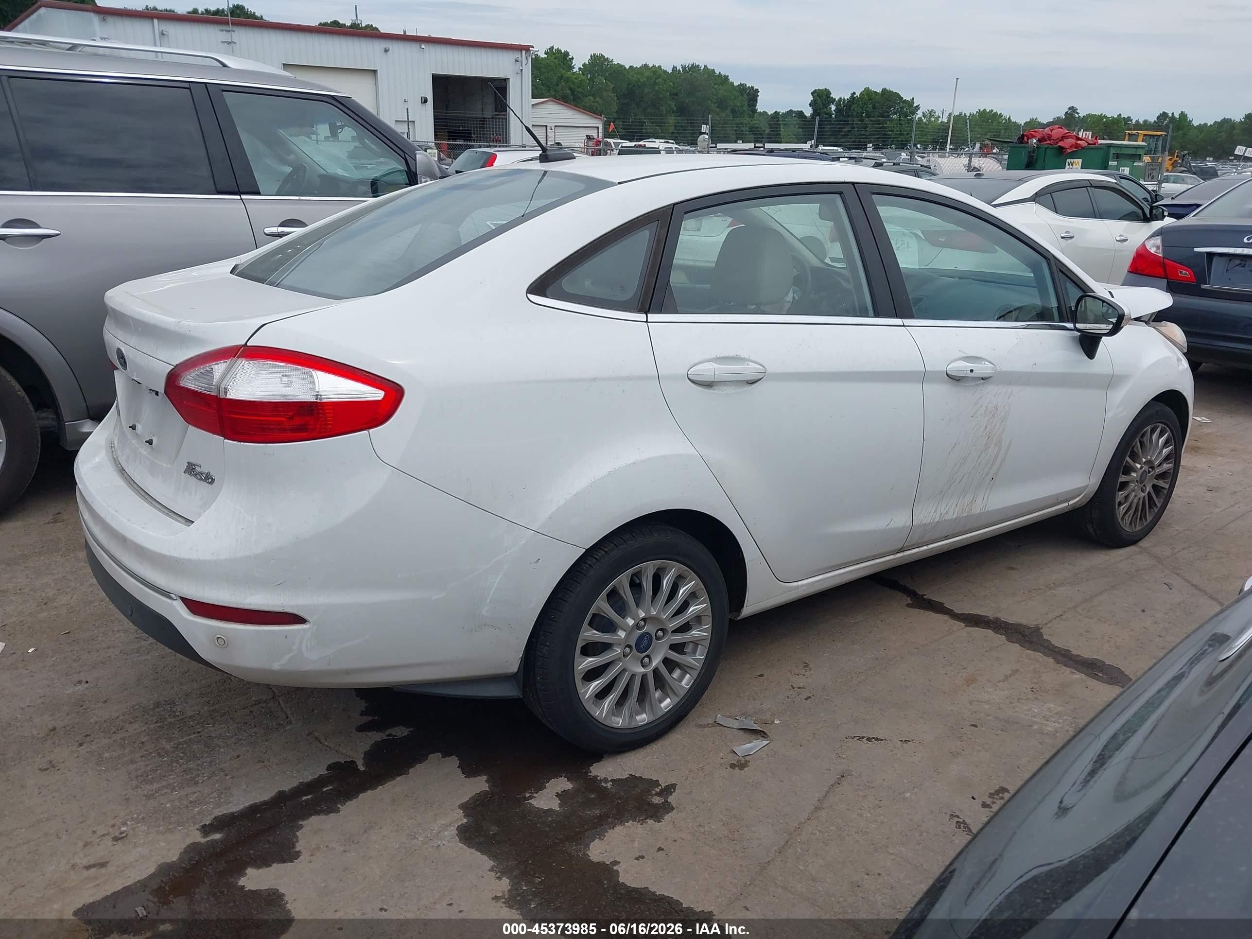 2015 Ford Fiesta Titanium White vin: 3FADP4CJ3FM205445