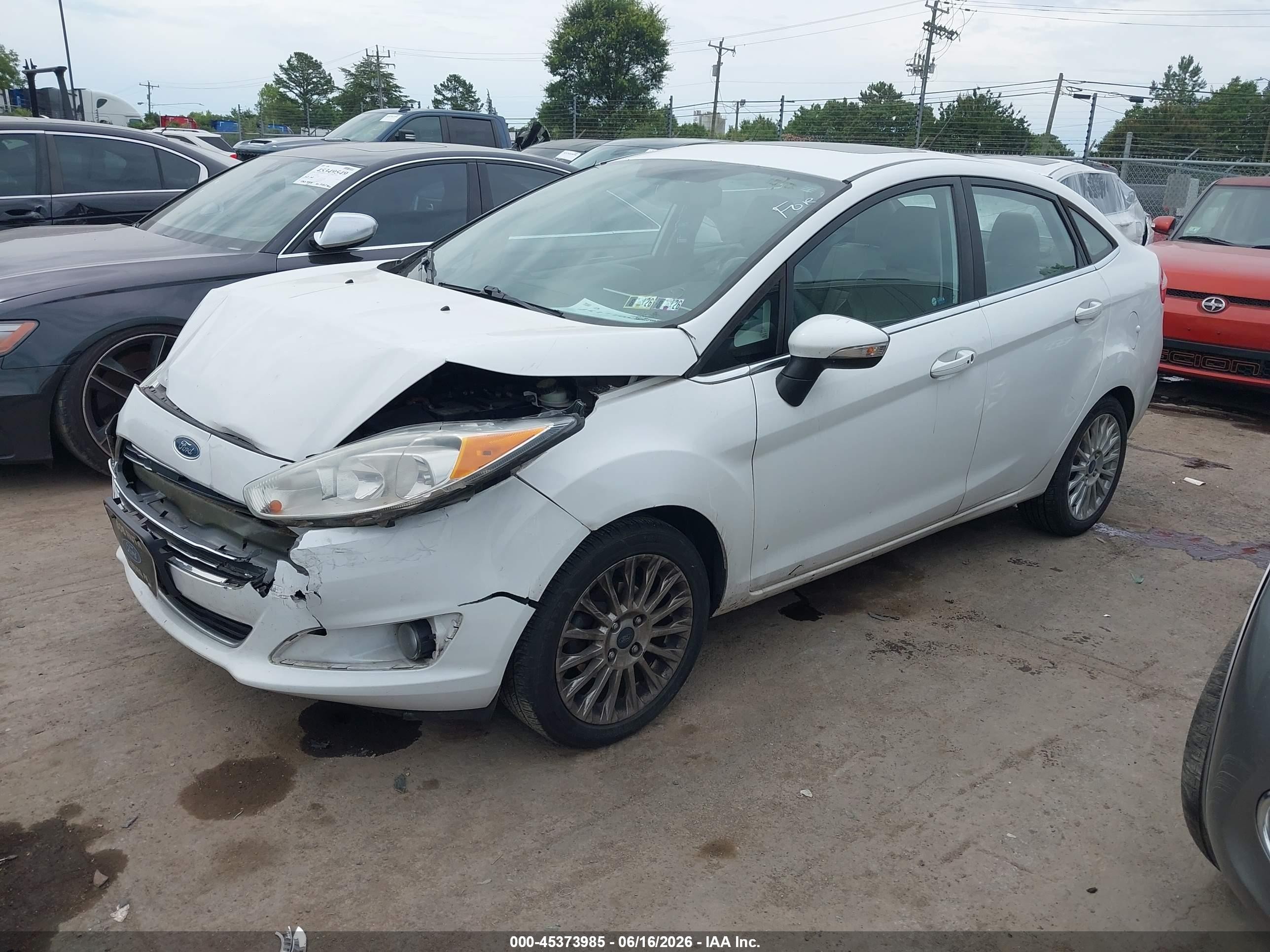 2015 Ford Fiesta Titanium White vin: 3FADP4CJ3FM205445