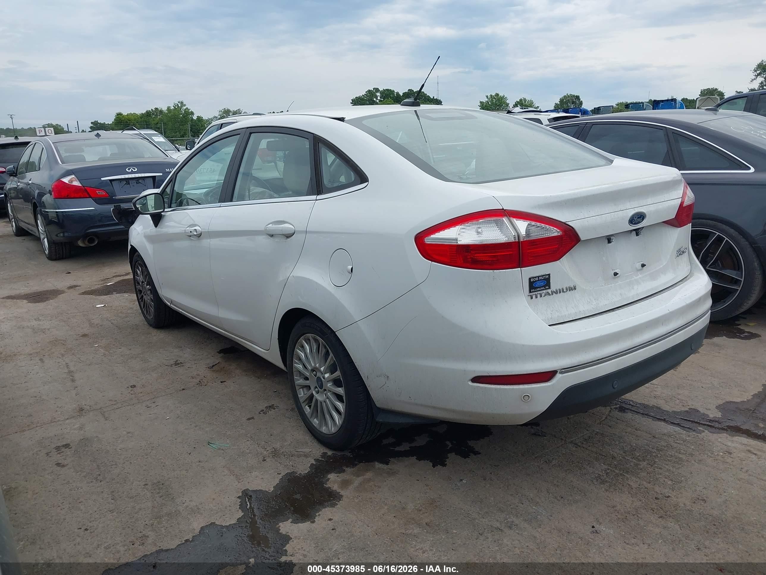 2015 Ford Fiesta Titanium White vin: 3FADP4CJ3FM205445