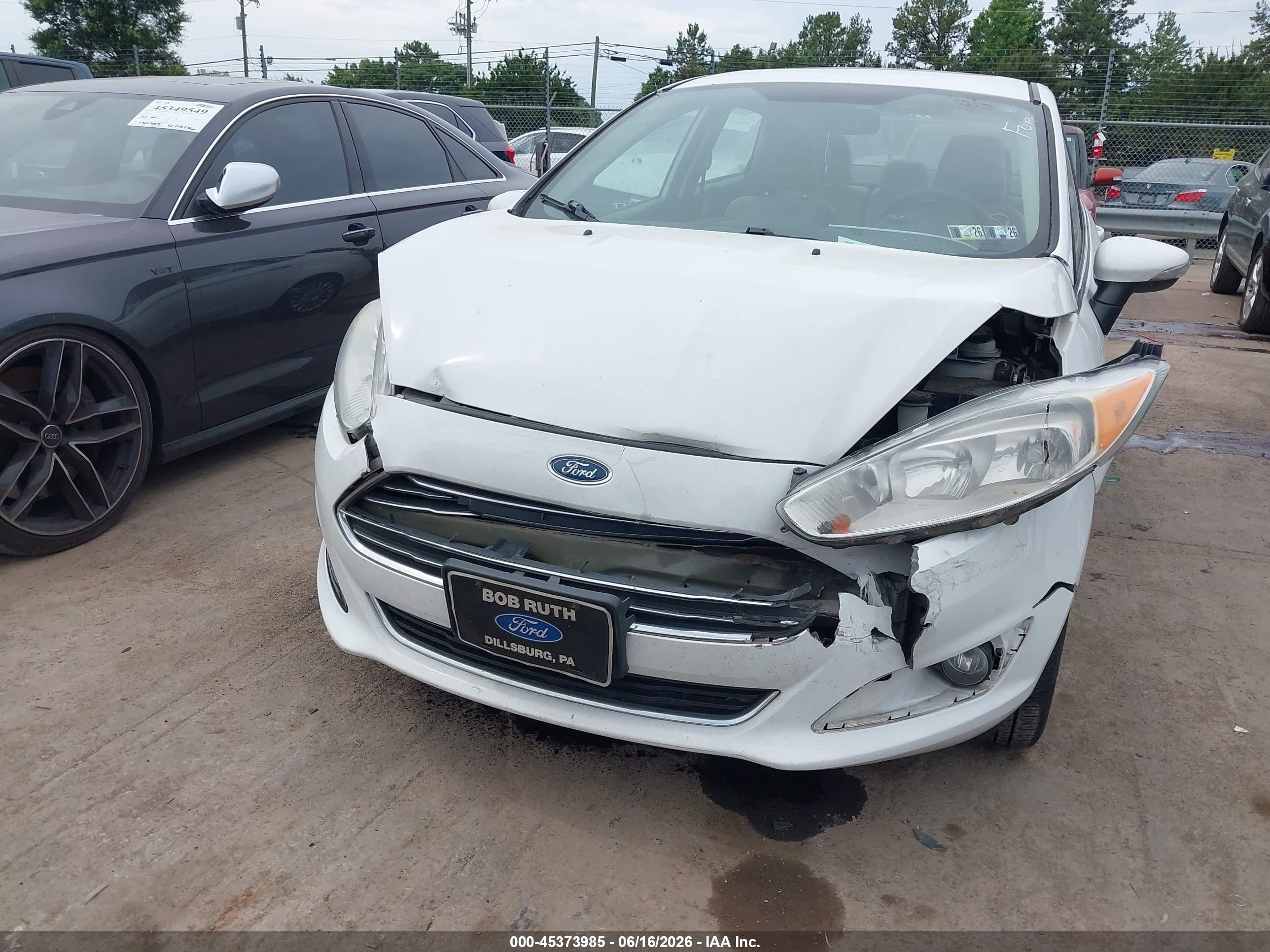 2015 Ford Fiesta Titanium White vin: 3FADP4CJ3FM205445