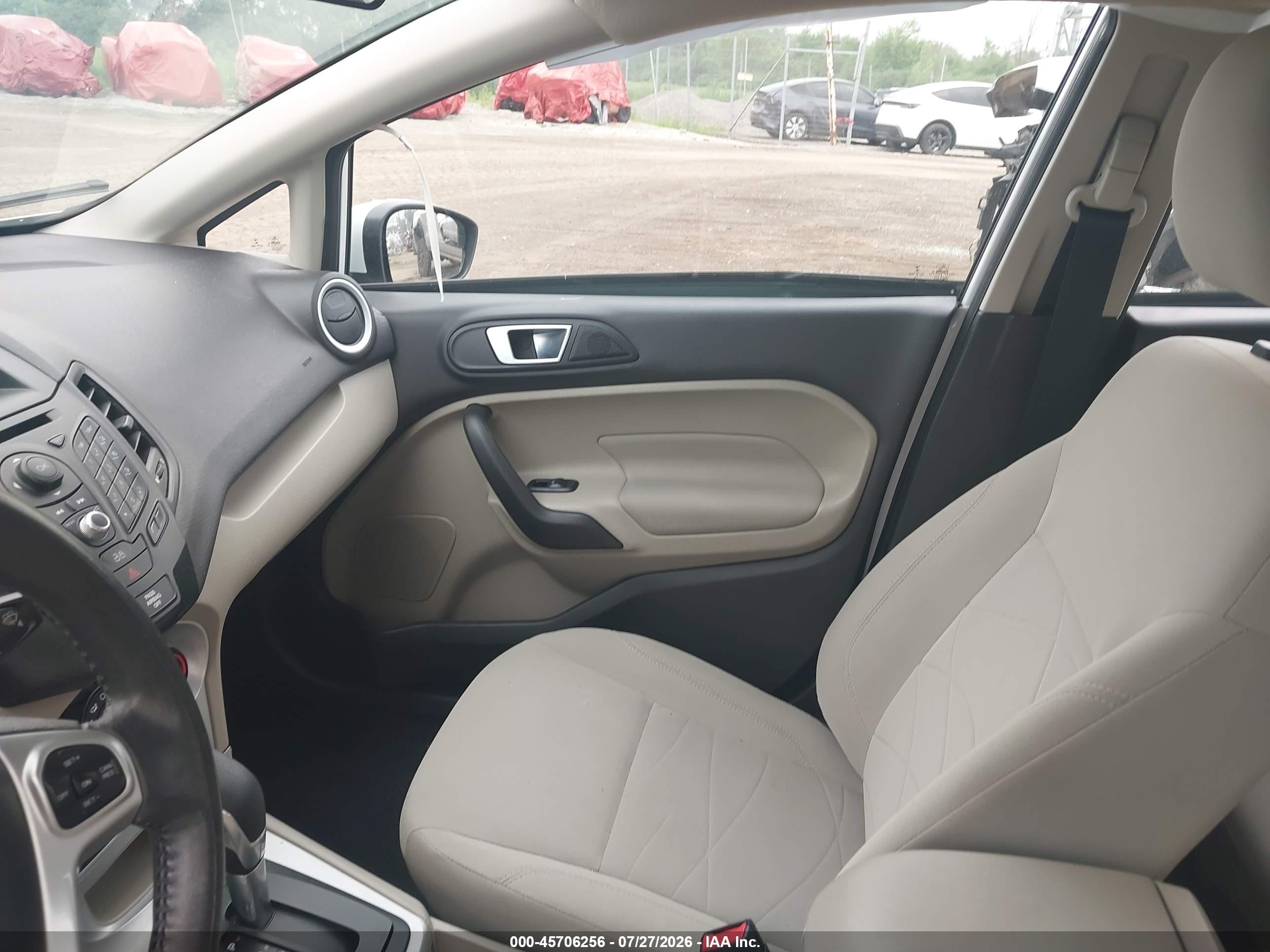 2015 Ford Fiesta Se Белый vin: 3FADP4EJ0FM105395