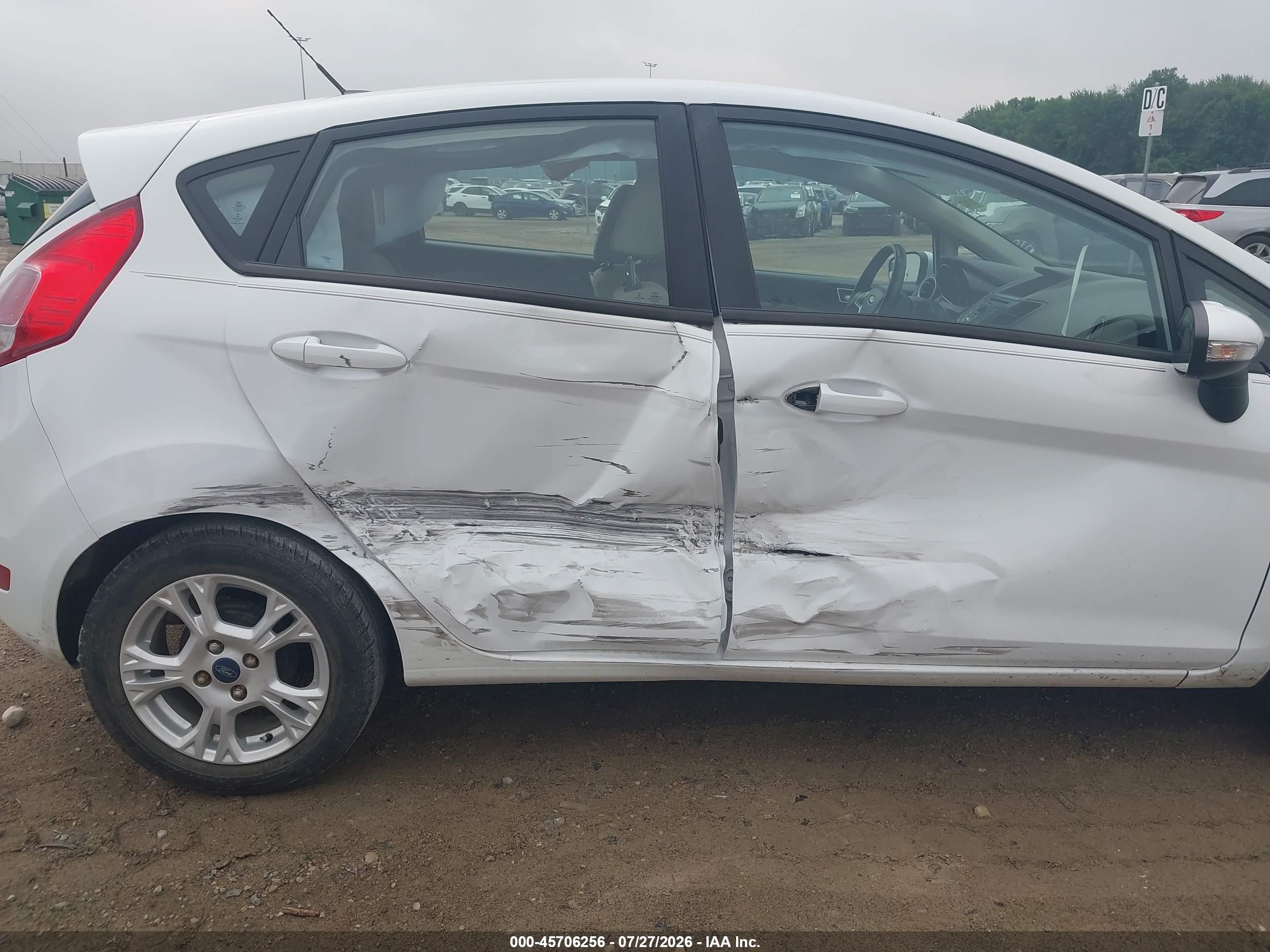 2015 Ford Fiesta Se Белый vin: 3FADP4EJ0FM105395