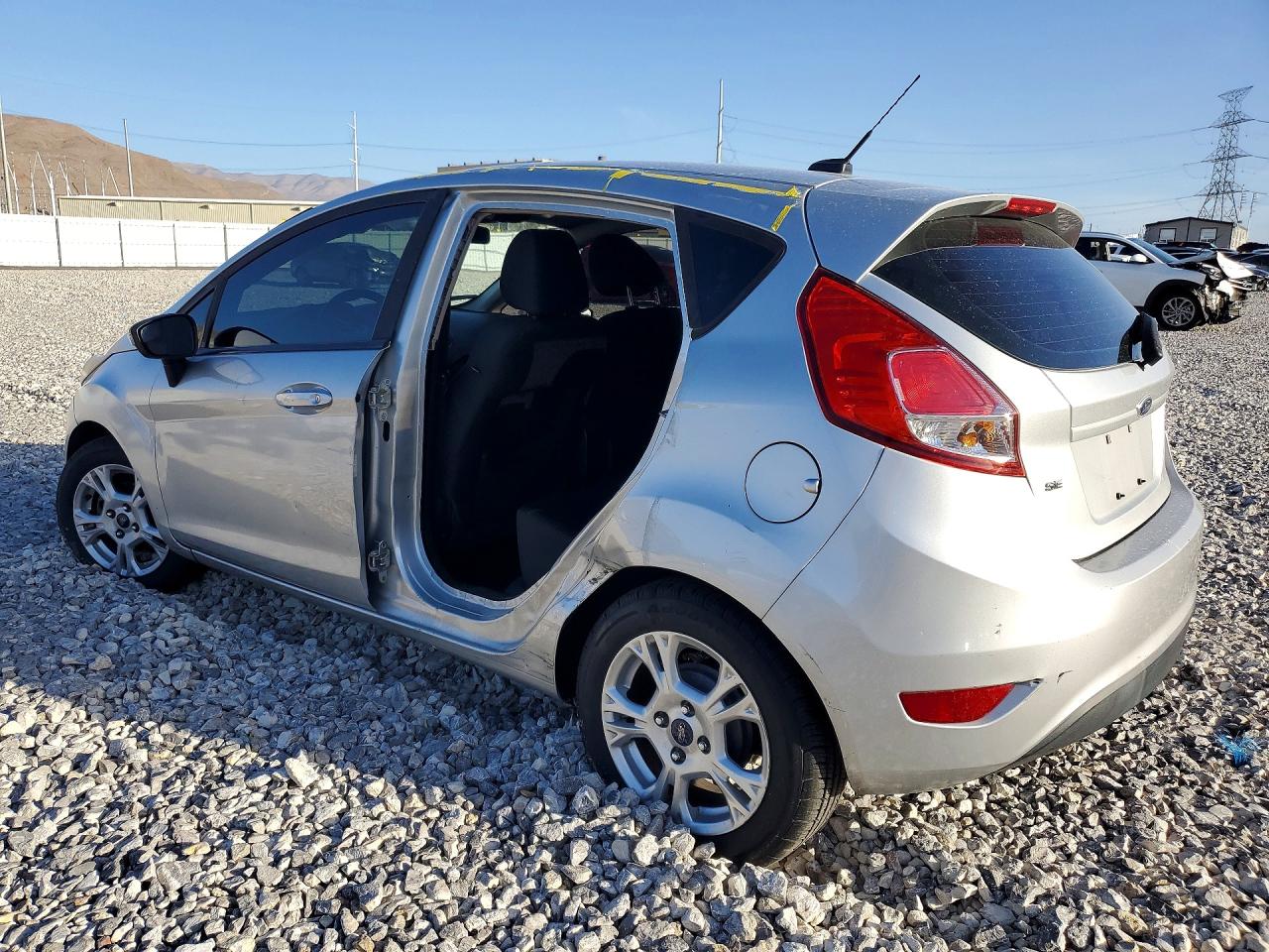 2015 Ford Fiesta Se Серебряный vin: 3FADP4EJ2FM211282