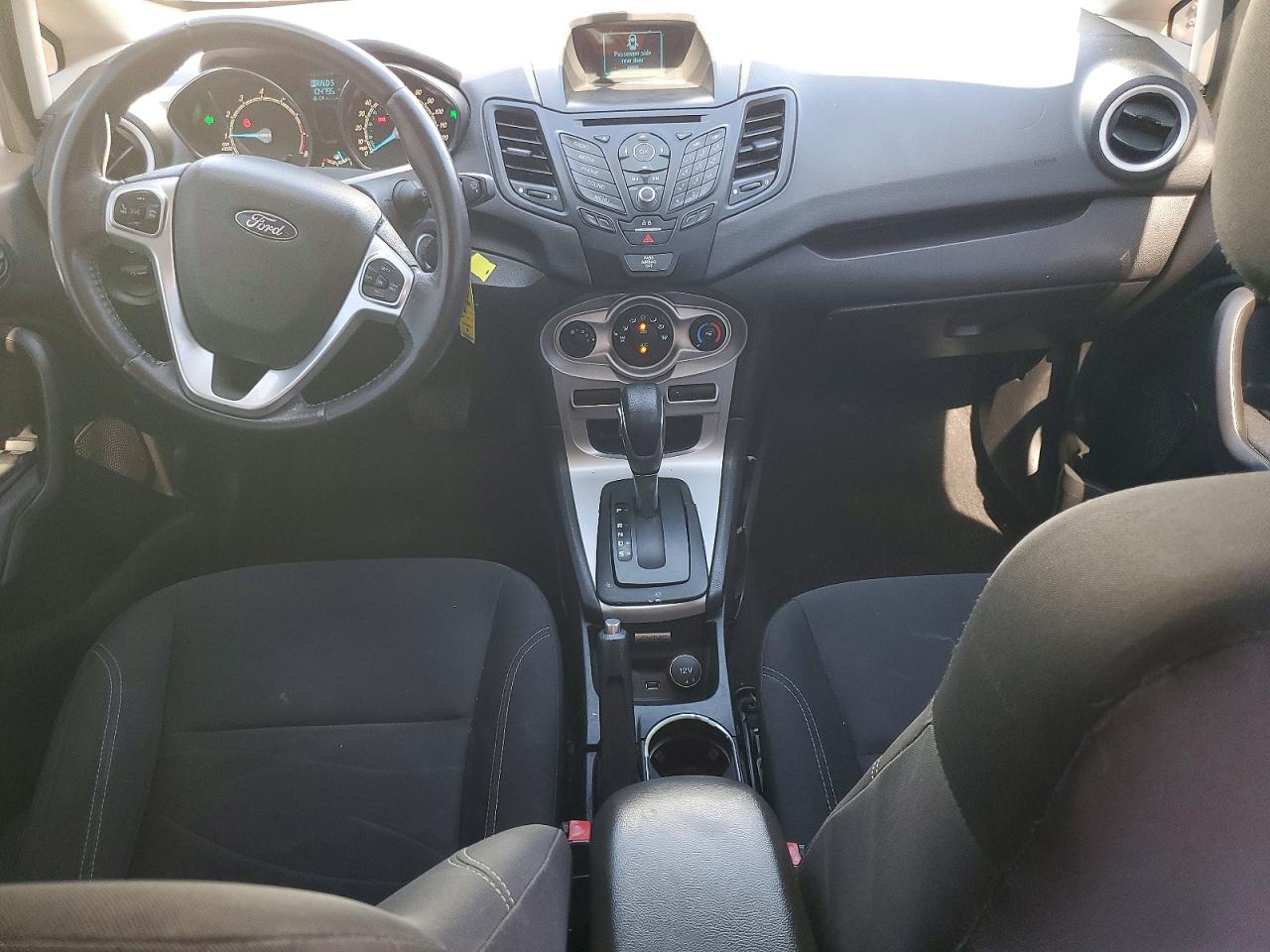 2015 Ford Fiesta Se Серебряный vin: 3FADP4EJ2FM211282