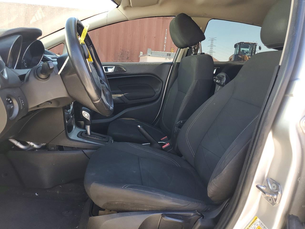 2015 Ford Fiesta Se Серебряный vin: 3FADP4EJ2FM211282