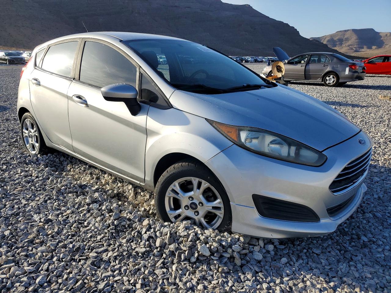 2015 Ford Fiesta Se Серебряный vin: 3FADP4EJ2FM211282