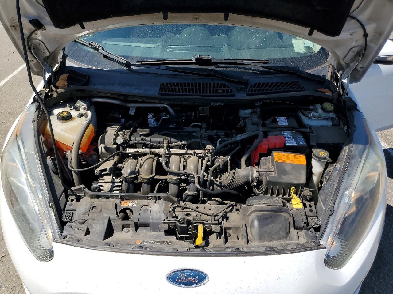 2015 Ford Fiesta Se Белый vin: 3FADP4EJ3FM224963