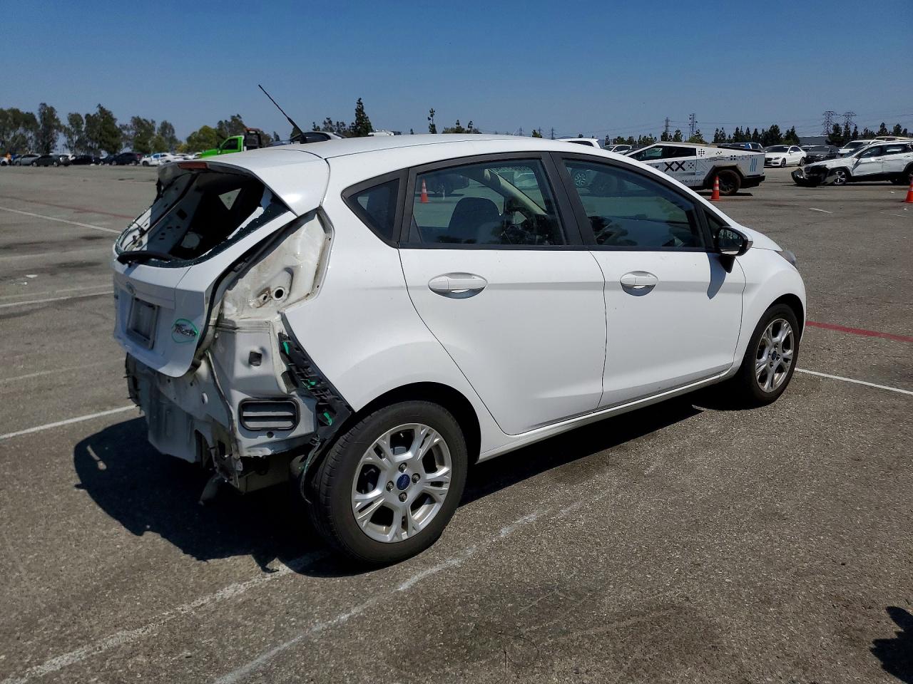 2015 Ford Fiesta Se Белый vin: 3FADP4EJ3FM224963