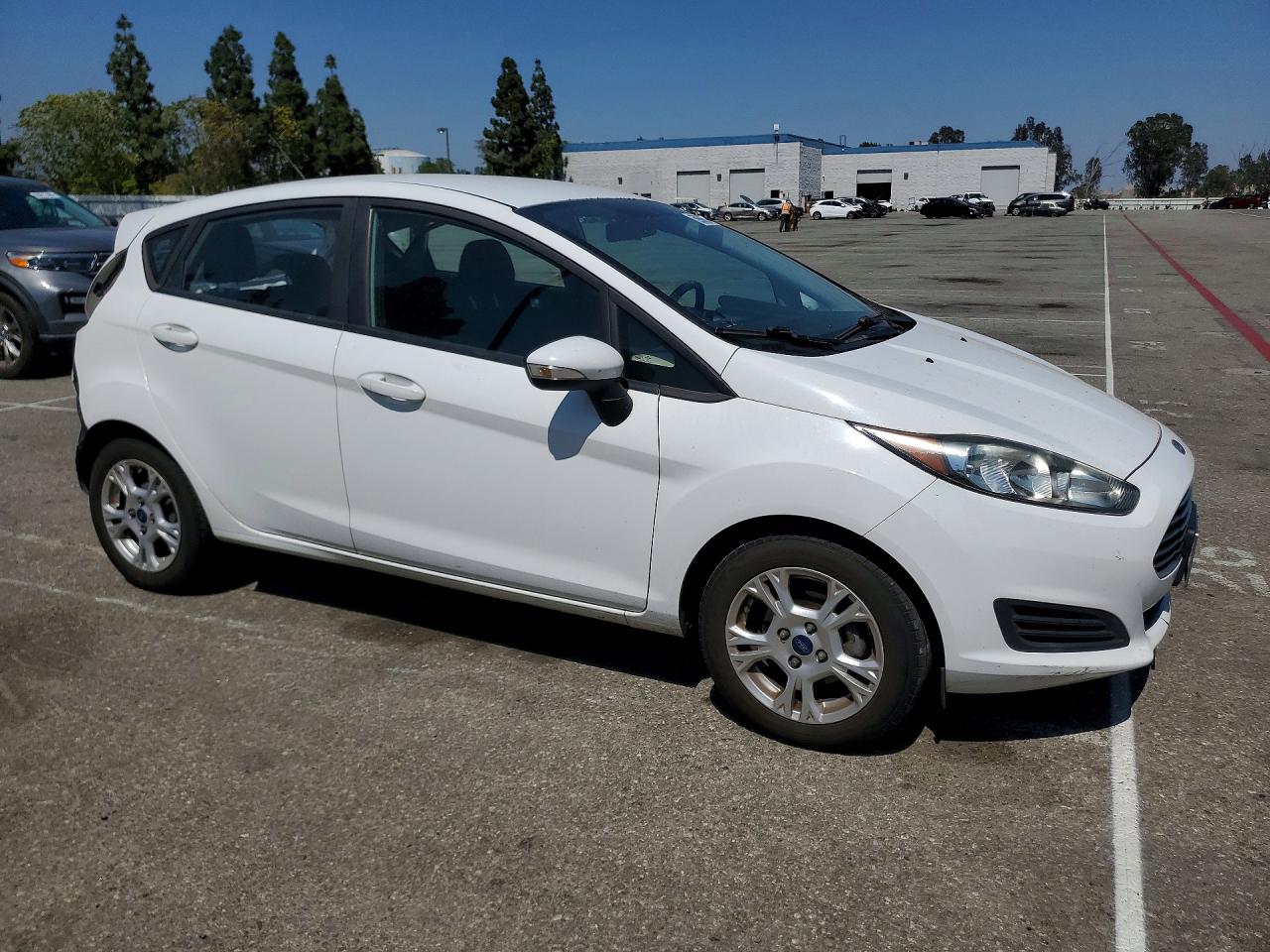 2015 Ford Fiesta Se Белый vin: 3FADP4EJ3FM224963
