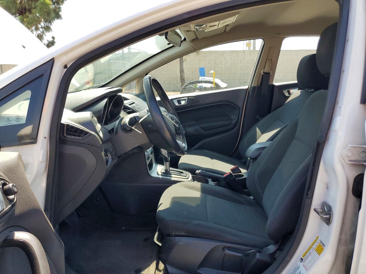 2015 Ford Fiesta Se Белый vin: 3FADP4EJ3FM224963