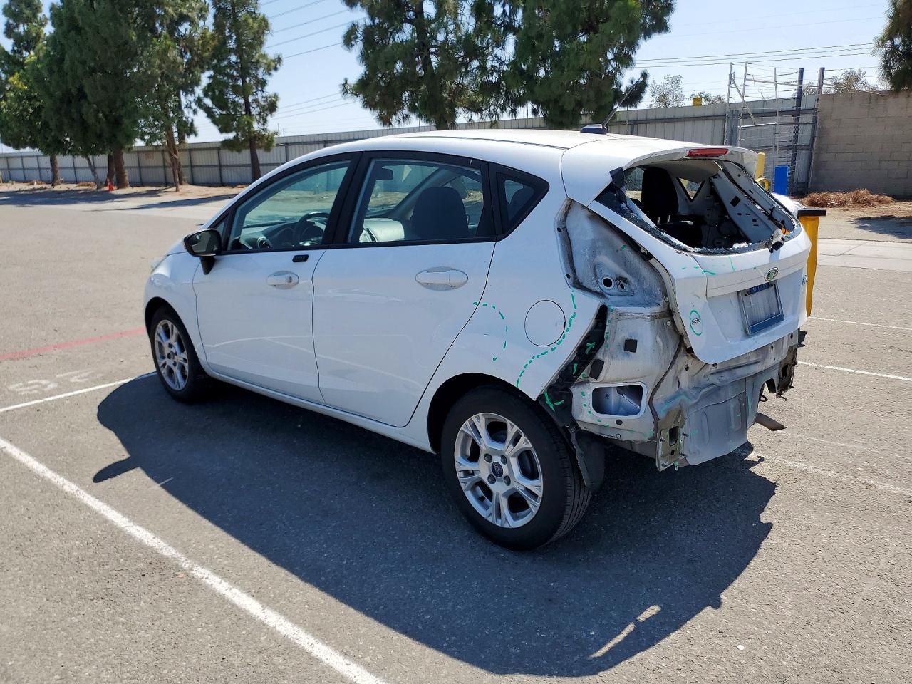 2015 Ford Fiesta Se Белый vin: 3FADP4EJ3FM224963