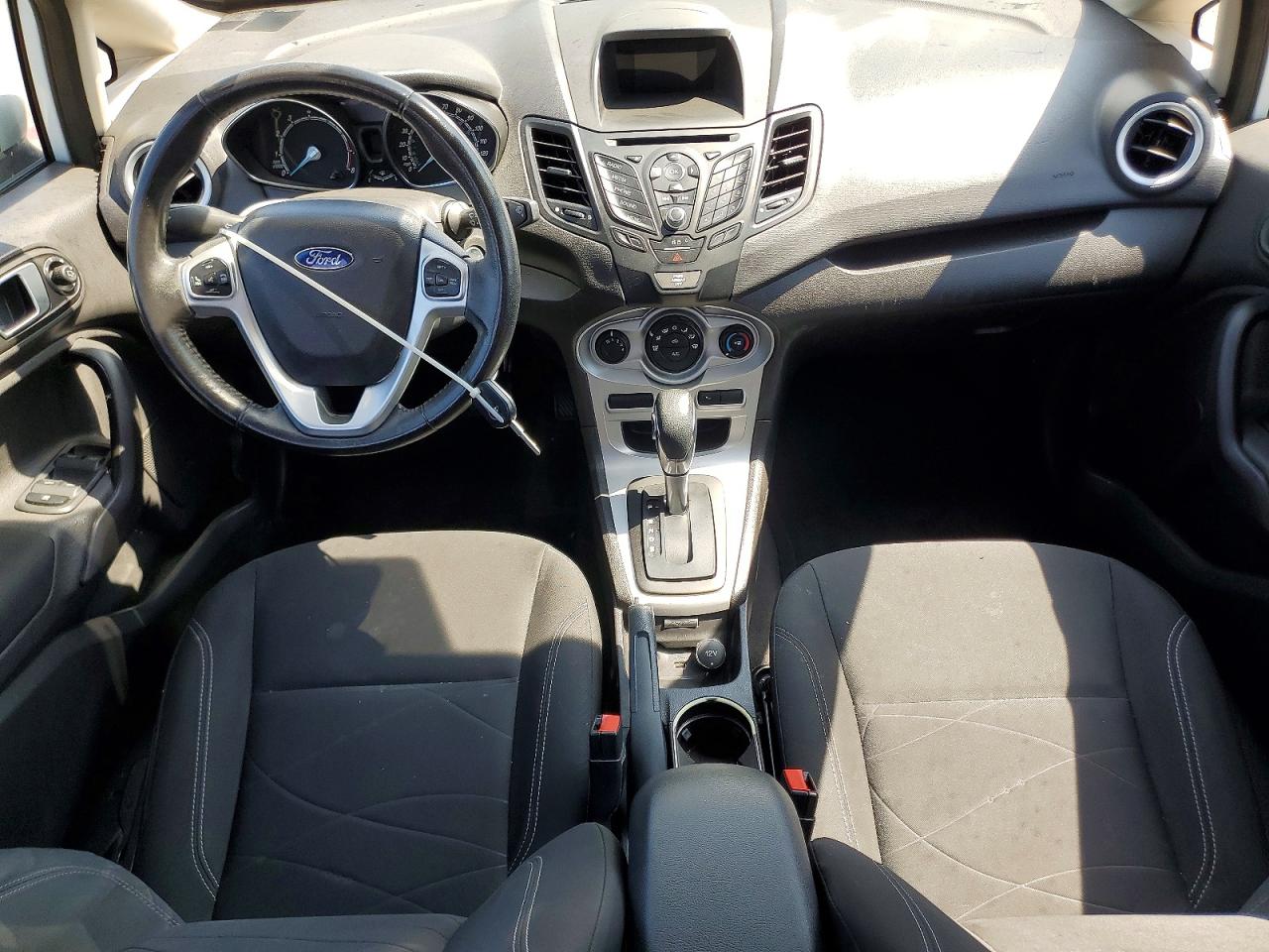 2015 Ford Fiesta Se Белый vin: 3FADP4EJ3FM224963