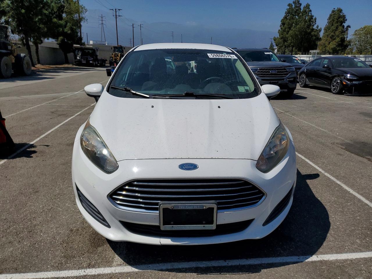 2015 Ford Fiesta Se Белый vin: 3FADP4EJ3FM224963