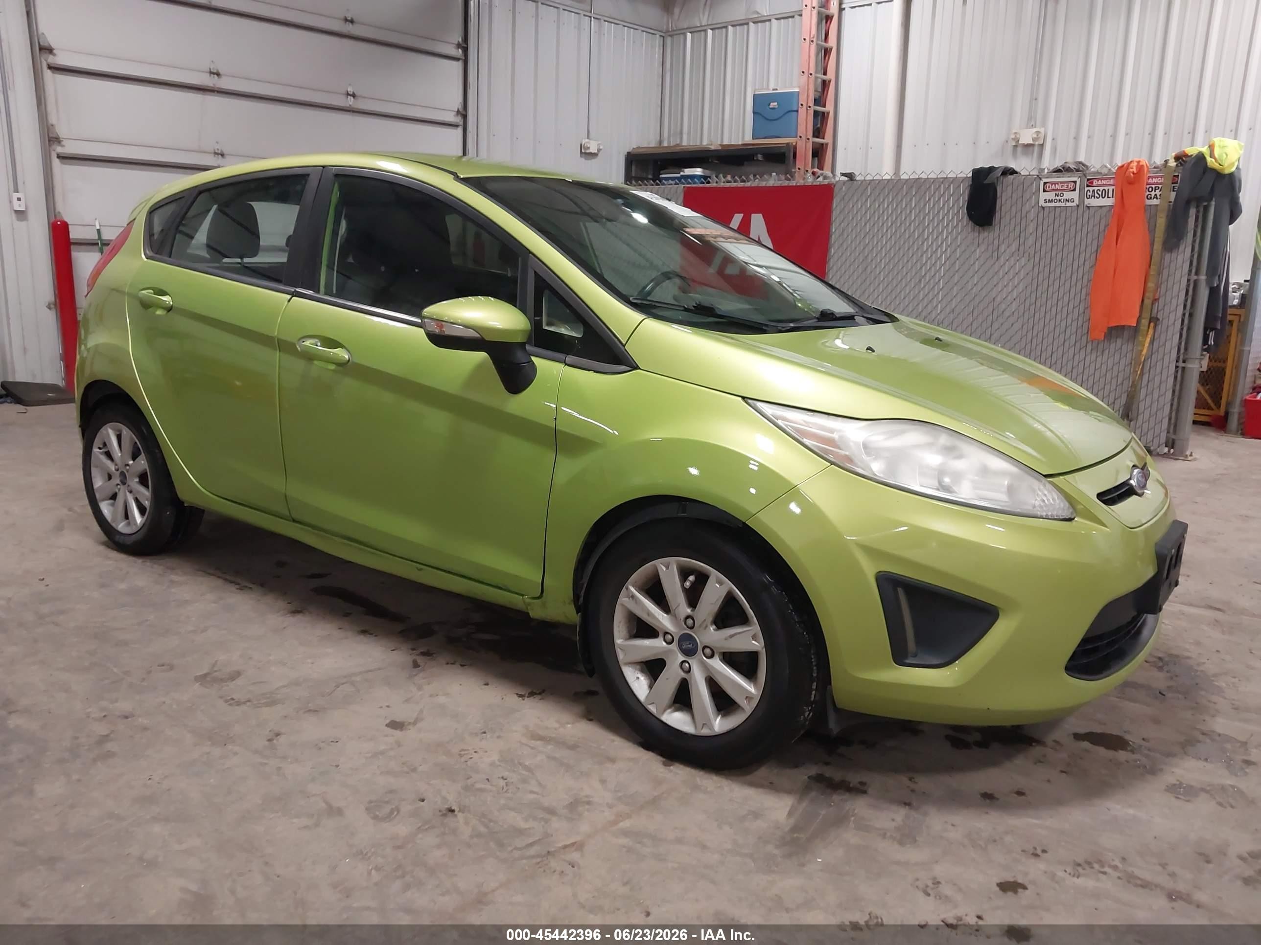2013 Ford Fiesta Se Зеленый vin: 3FADP4EJ4DM220207