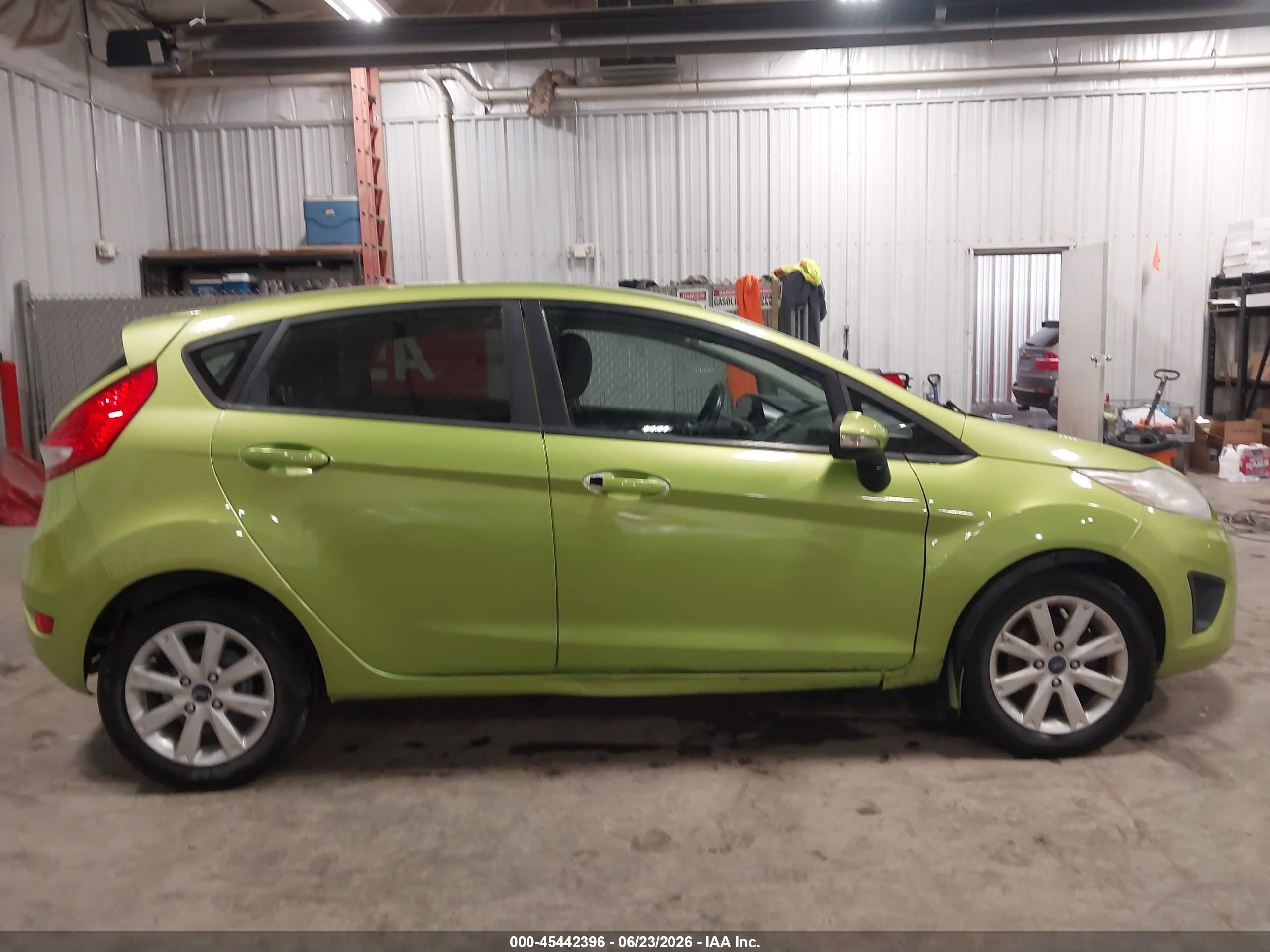 2013 Ford Fiesta Se Зеленый vin: 3FADP4EJ4DM220207