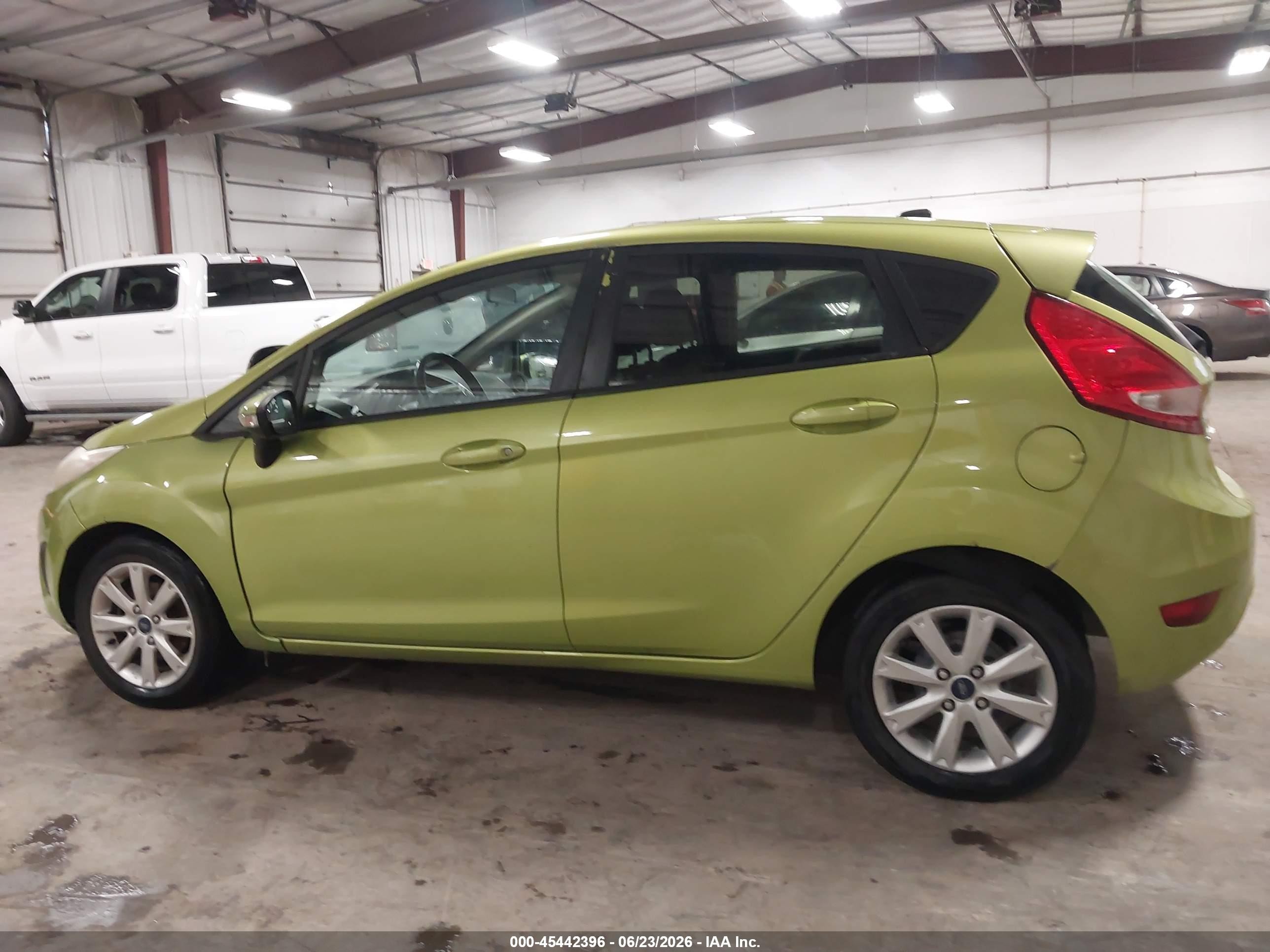 2013 Ford Fiesta Se Зеленый vin: 3FADP4EJ4DM220207