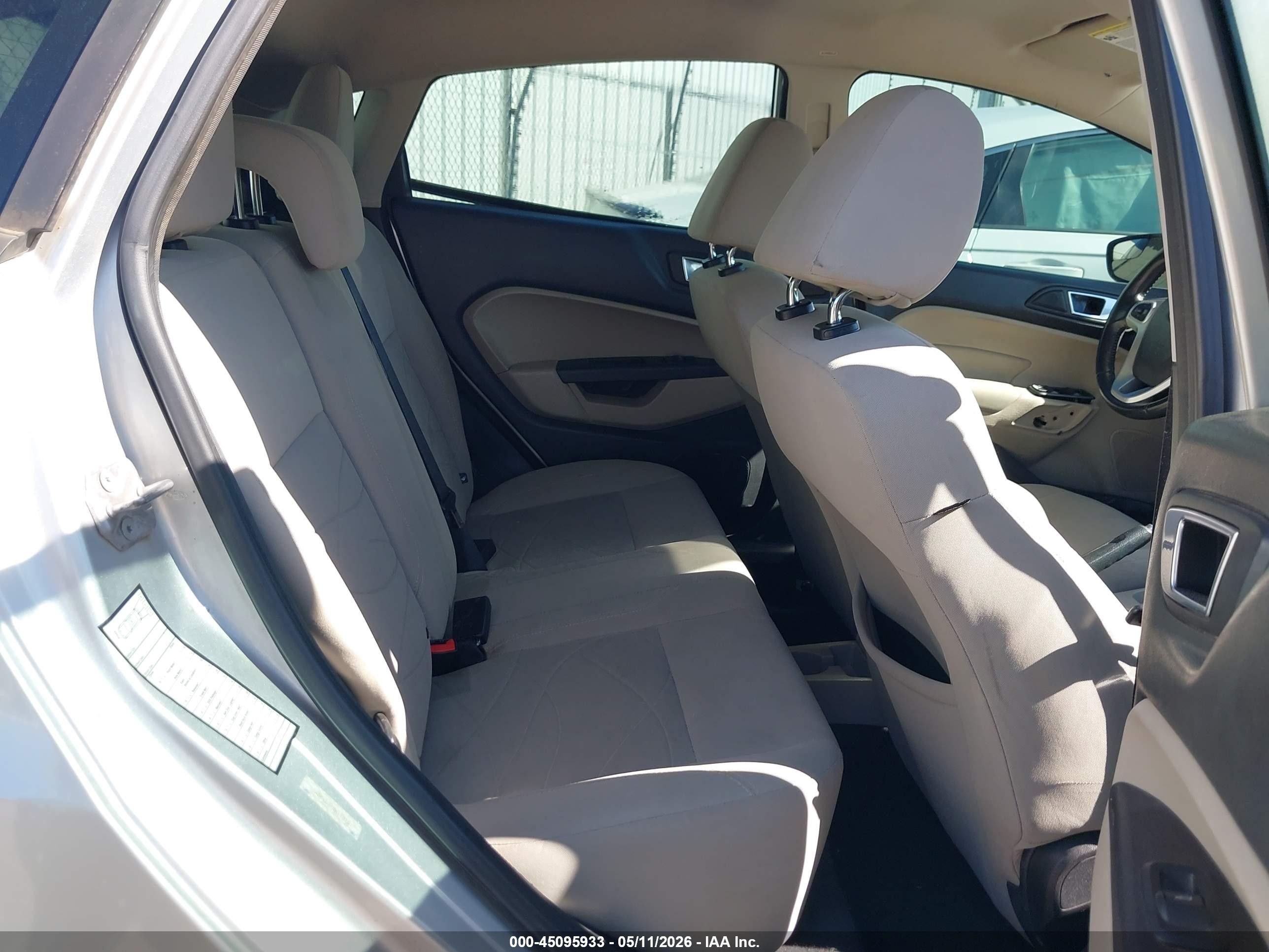2014 Ford Fiesta Se Silver vin: 3FADP4EJ4EM118181