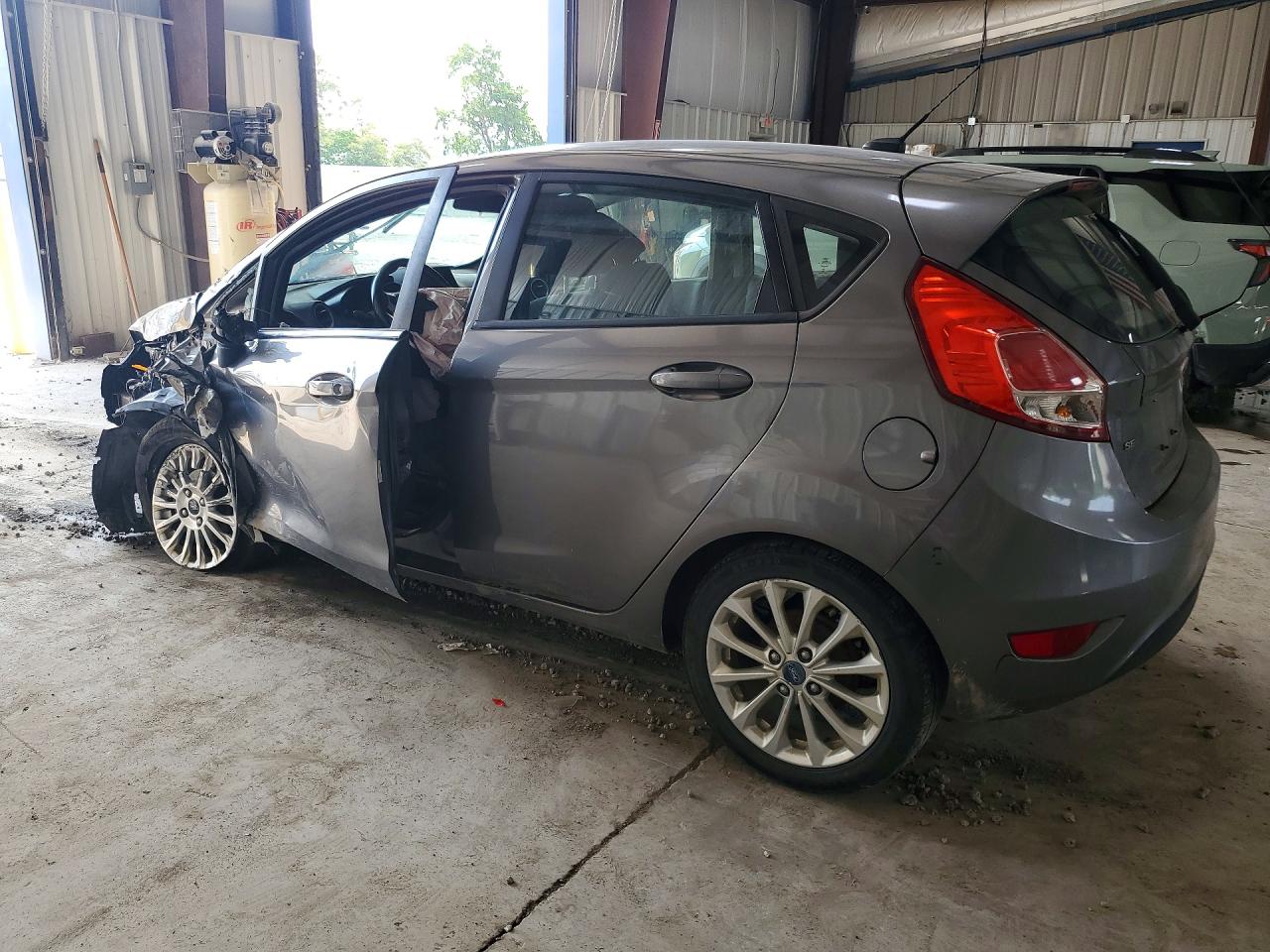 2014 Ford Fiesta Se Серебряный vin: 3FADP4EJ4EM131559