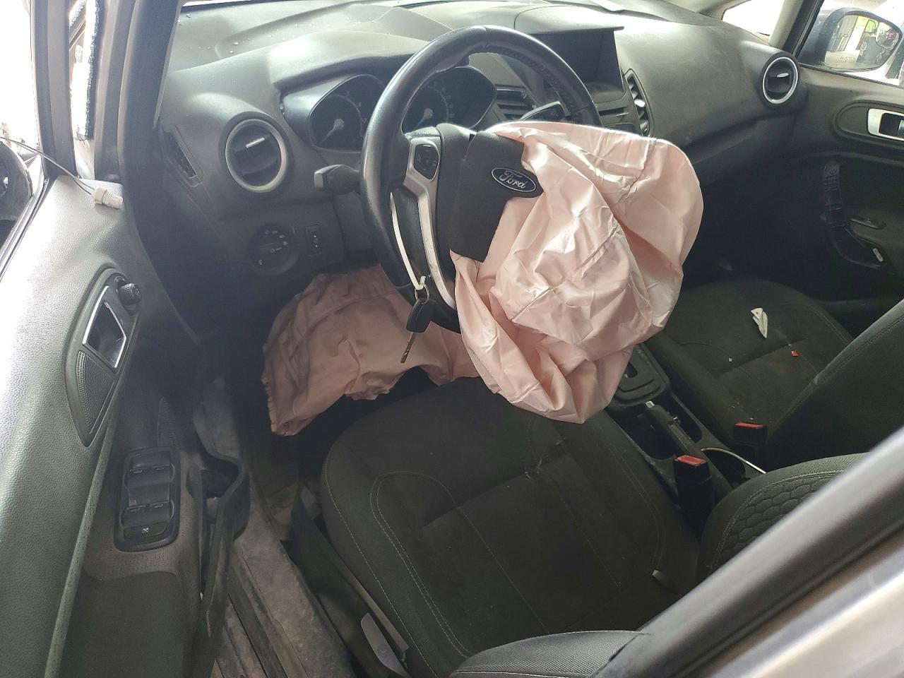 2014 Ford Fiesta Se Серебряный vin: 3FADP4EJ4EM131559