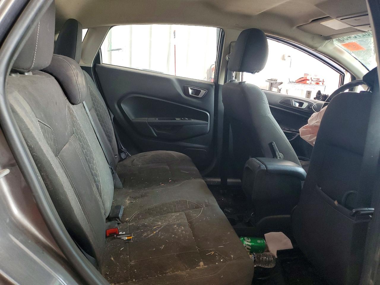 2014 Ford Fiesta Se Серебряный vin: 3FADP4EJ4EM131559