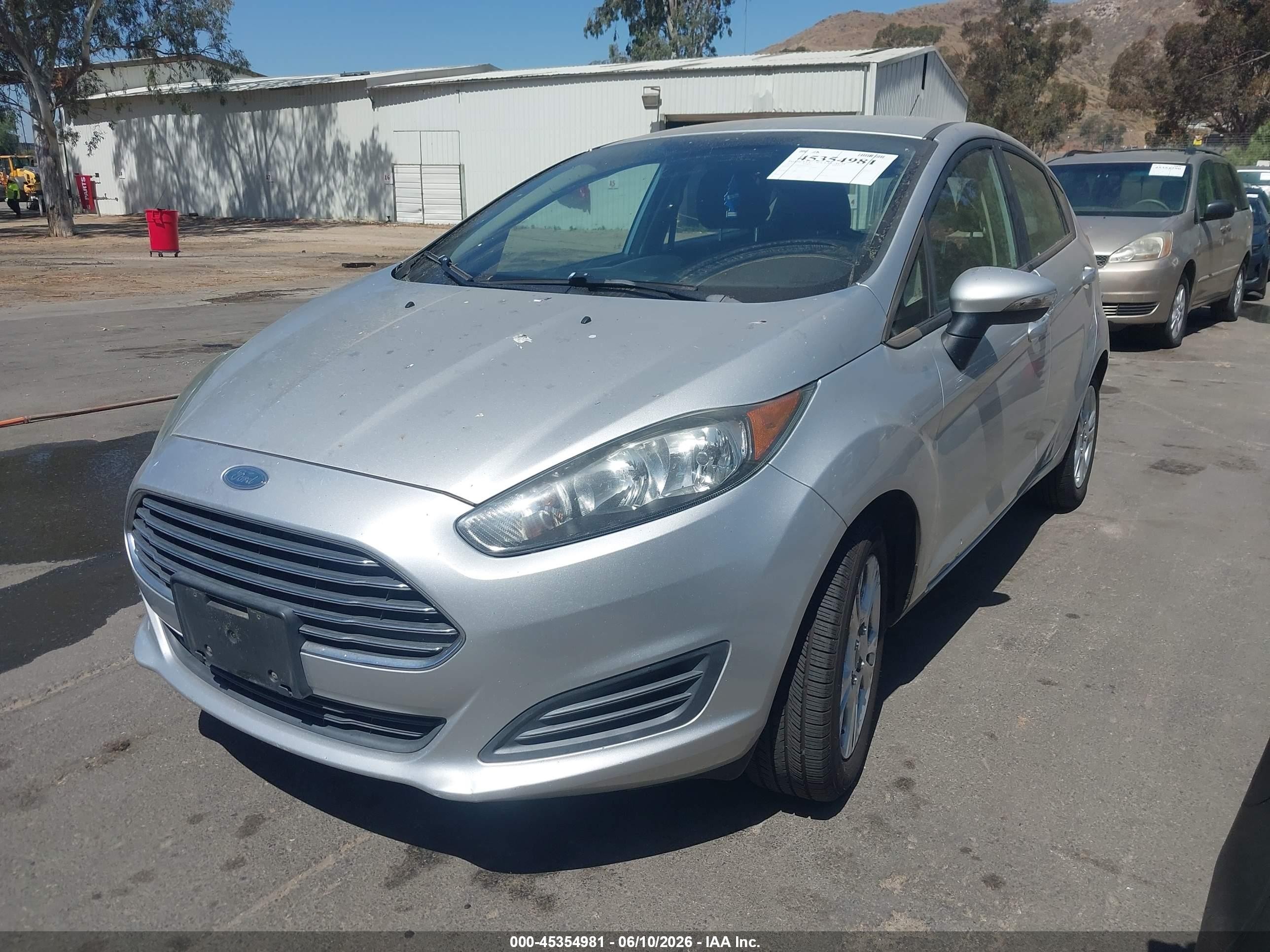 2015 Ford Fiesta Se Серебряный vin: 3FADP4EJ6FM172938