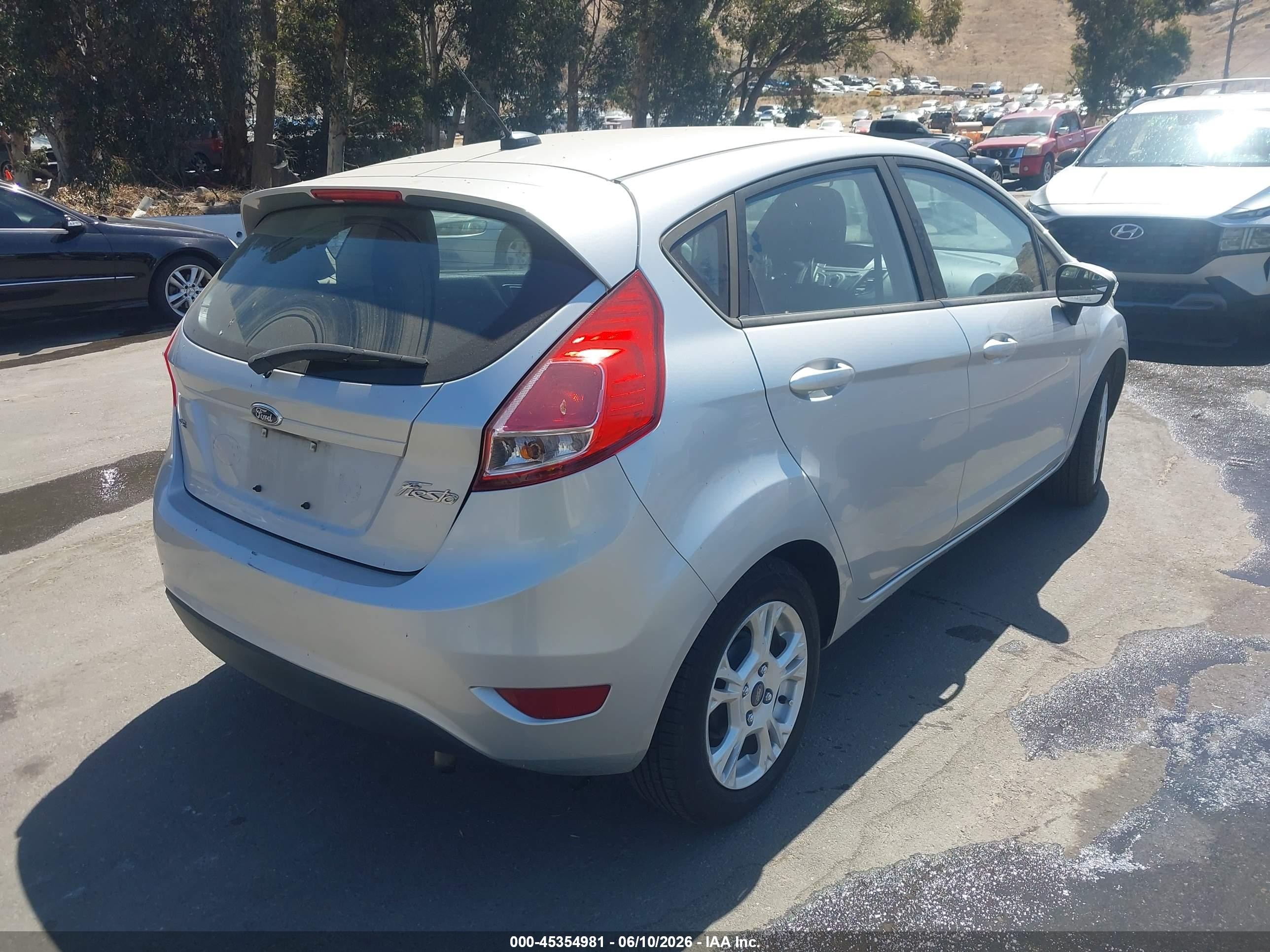 2015 Ford Fiesta Se Серебряный vin: 3FADP4EJ6FM172938