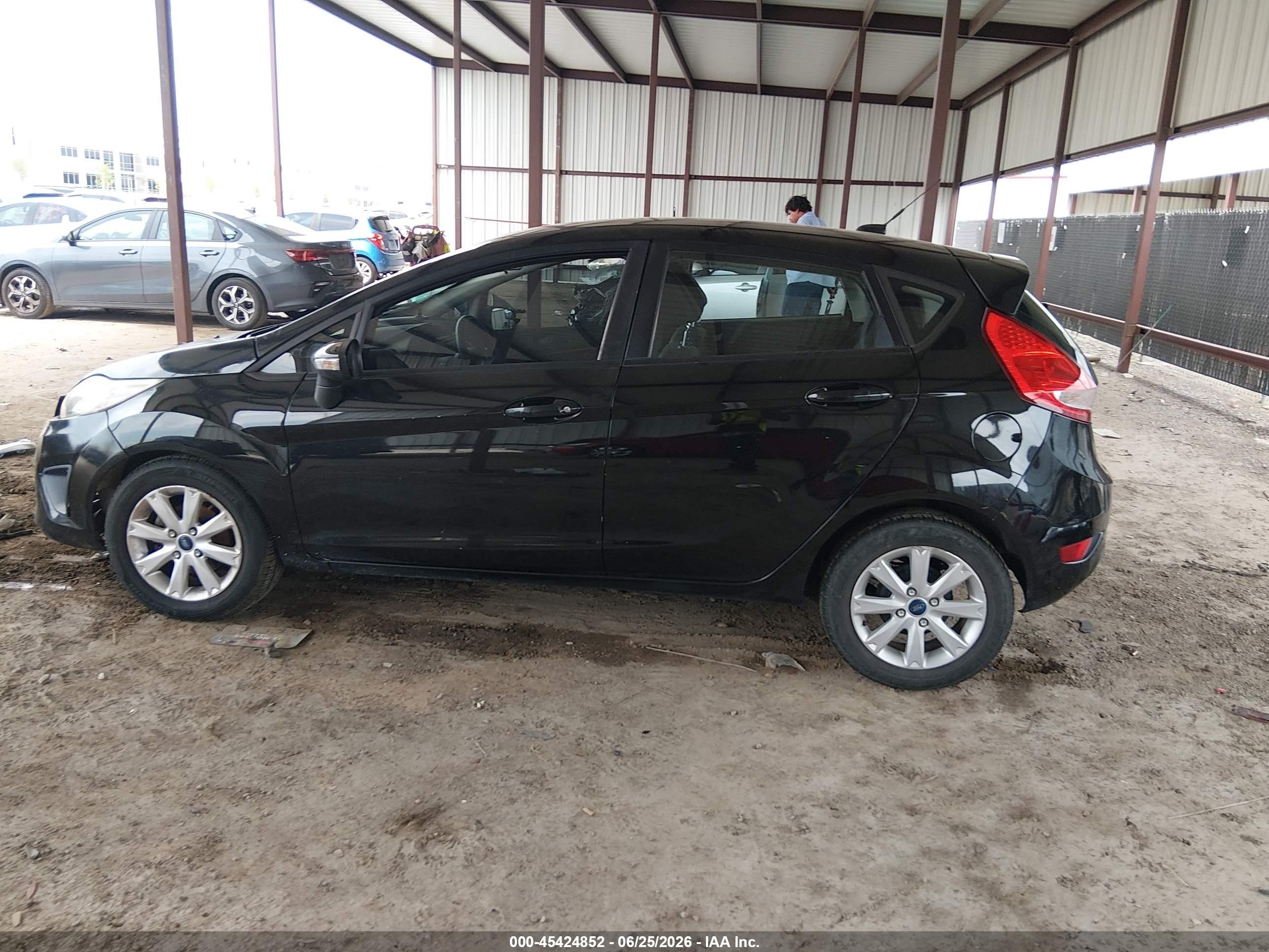 2013 Ford Fiesta Se Черный vin: 3FADP4EJ7DM219827