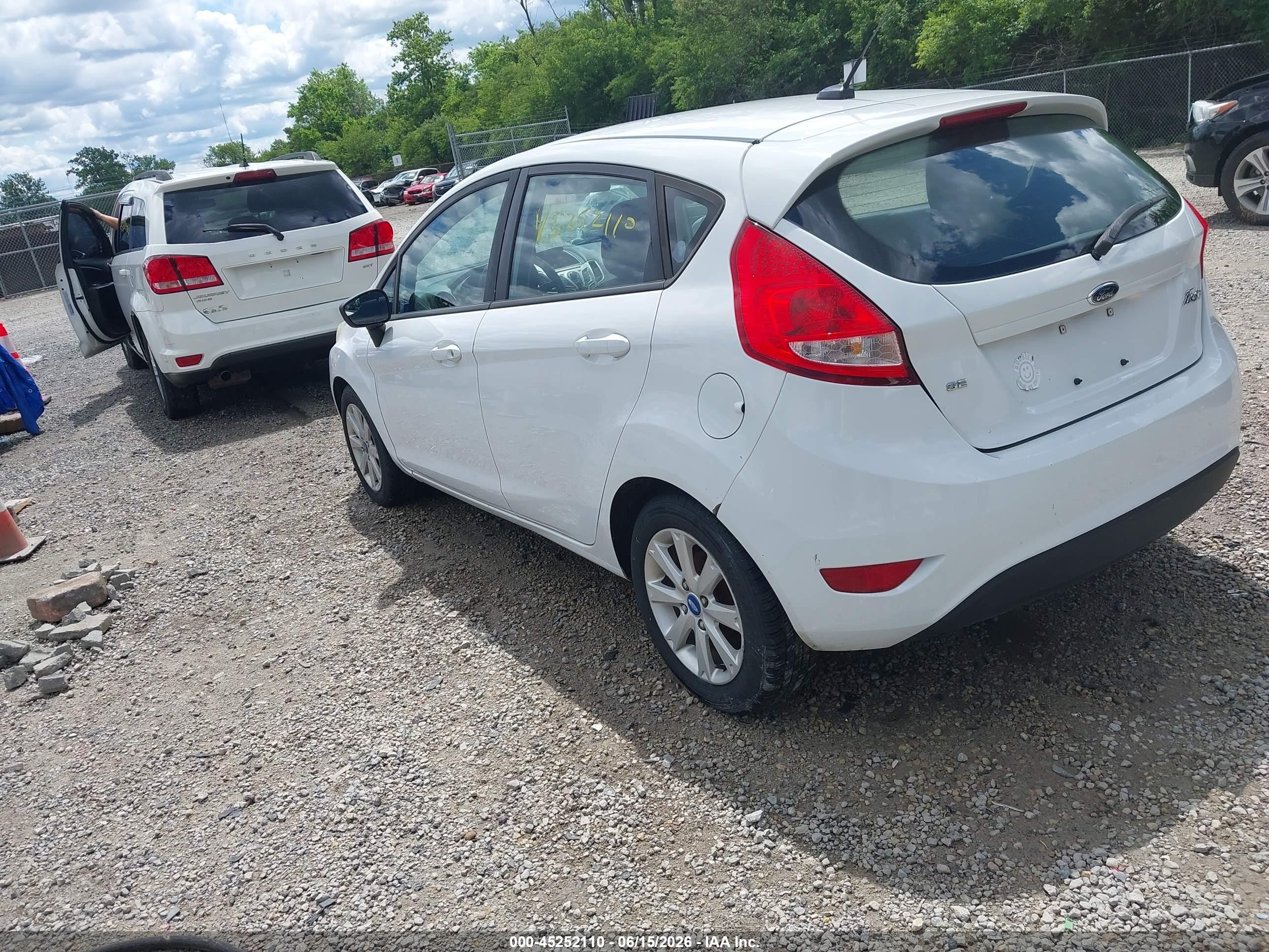 2013 Ford Fiesta Se Белый vin: 3FADP4EJ8DM109837