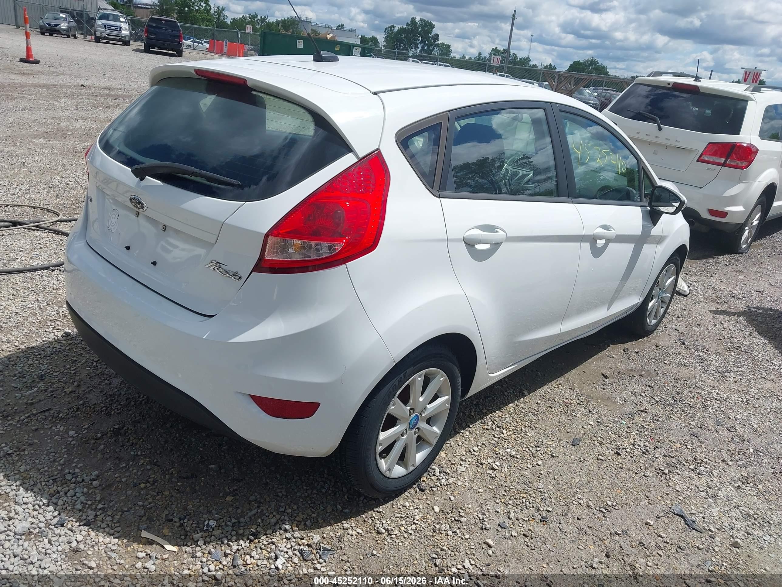 2013 Ford Fiesta Se Белый vin: 3FADP4EJ8DM109837