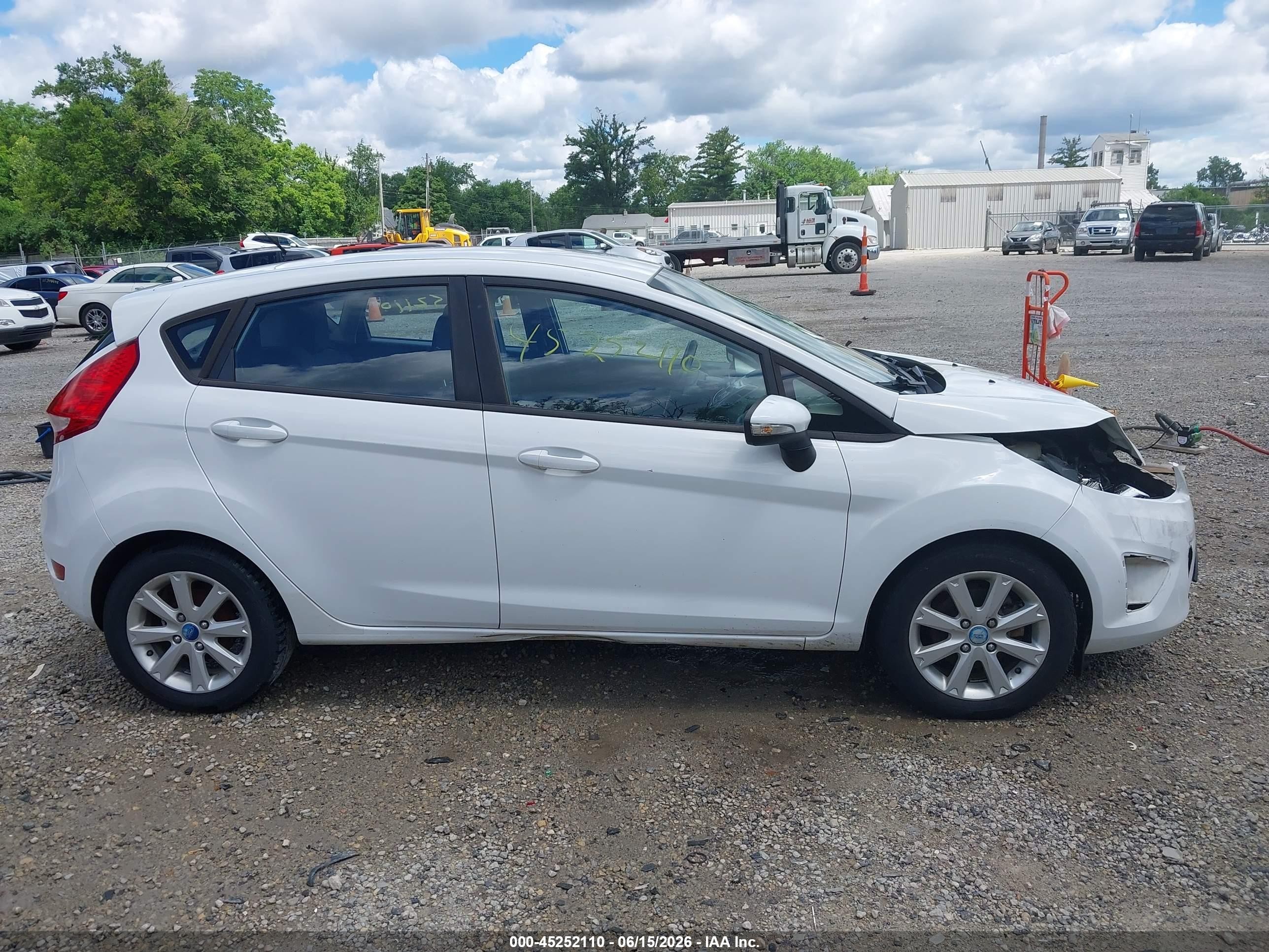 2013 Ford Fiesta Se Белый vin: 3FADP4EJ8DM109837
