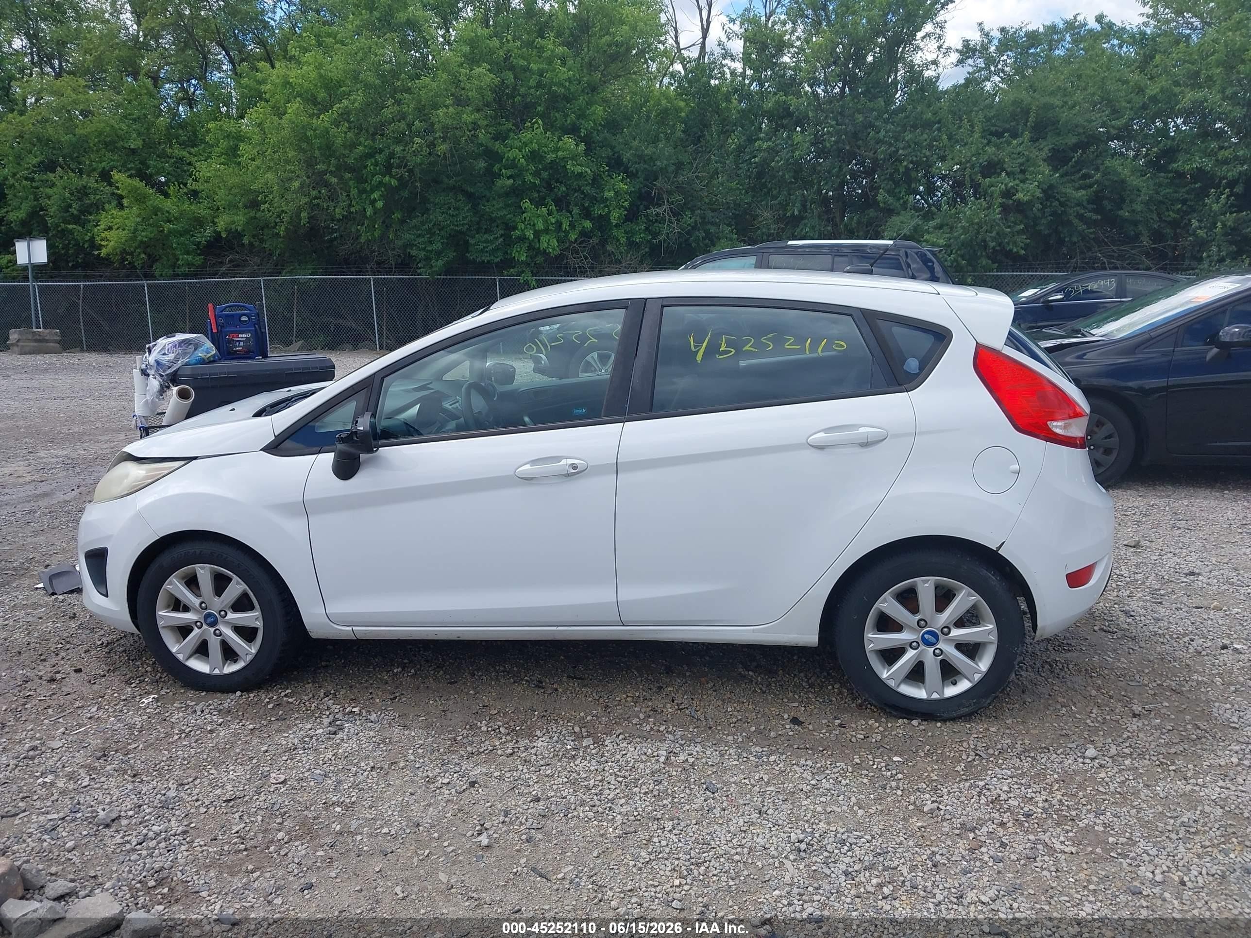 2013 Ford Fiesta Se Белый vin: 3FADP4EJ8DM109837