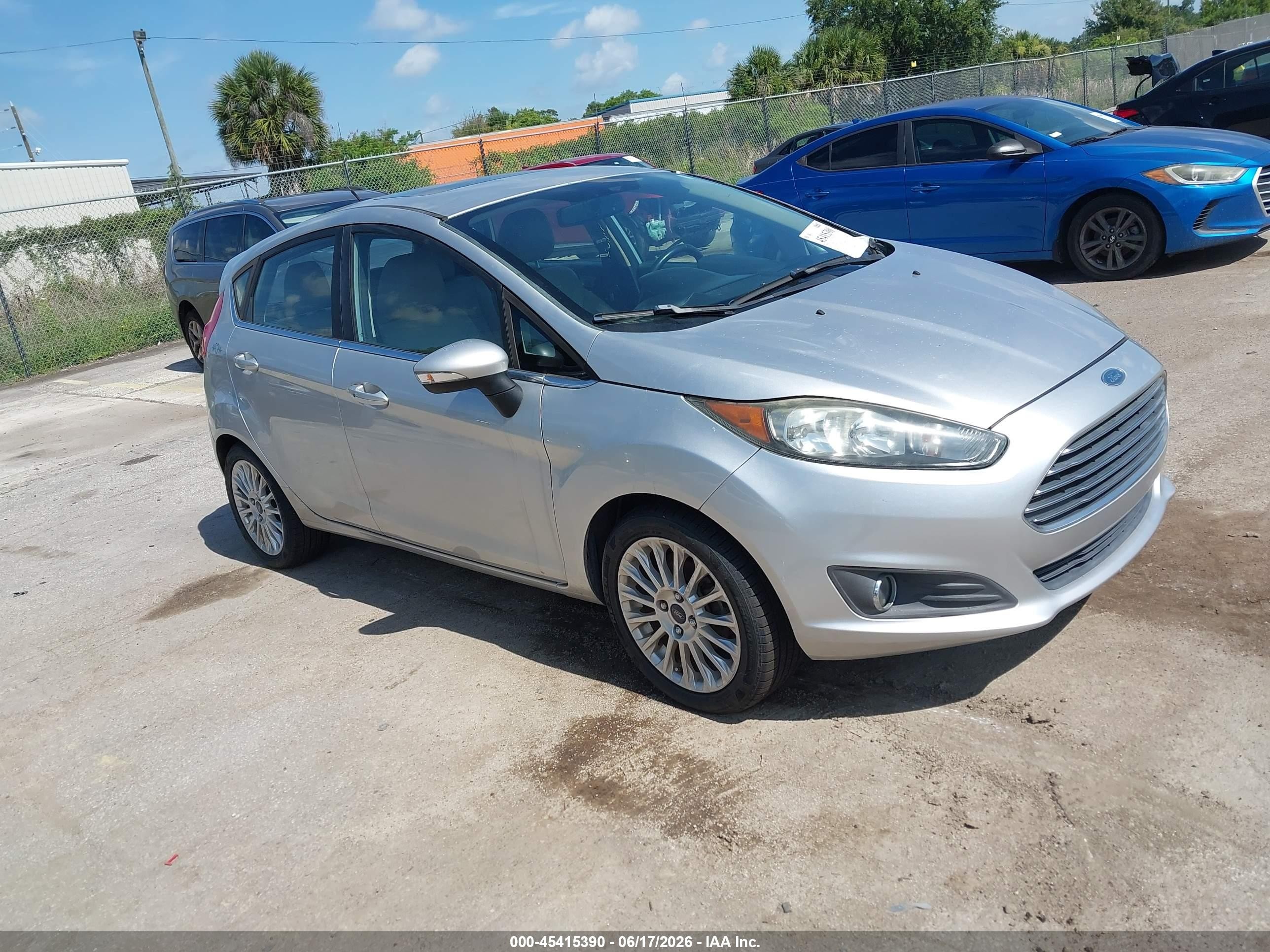 2015 Ford Fiesta Titanium Серебряный vin: 3FADP4FJ1FM208789