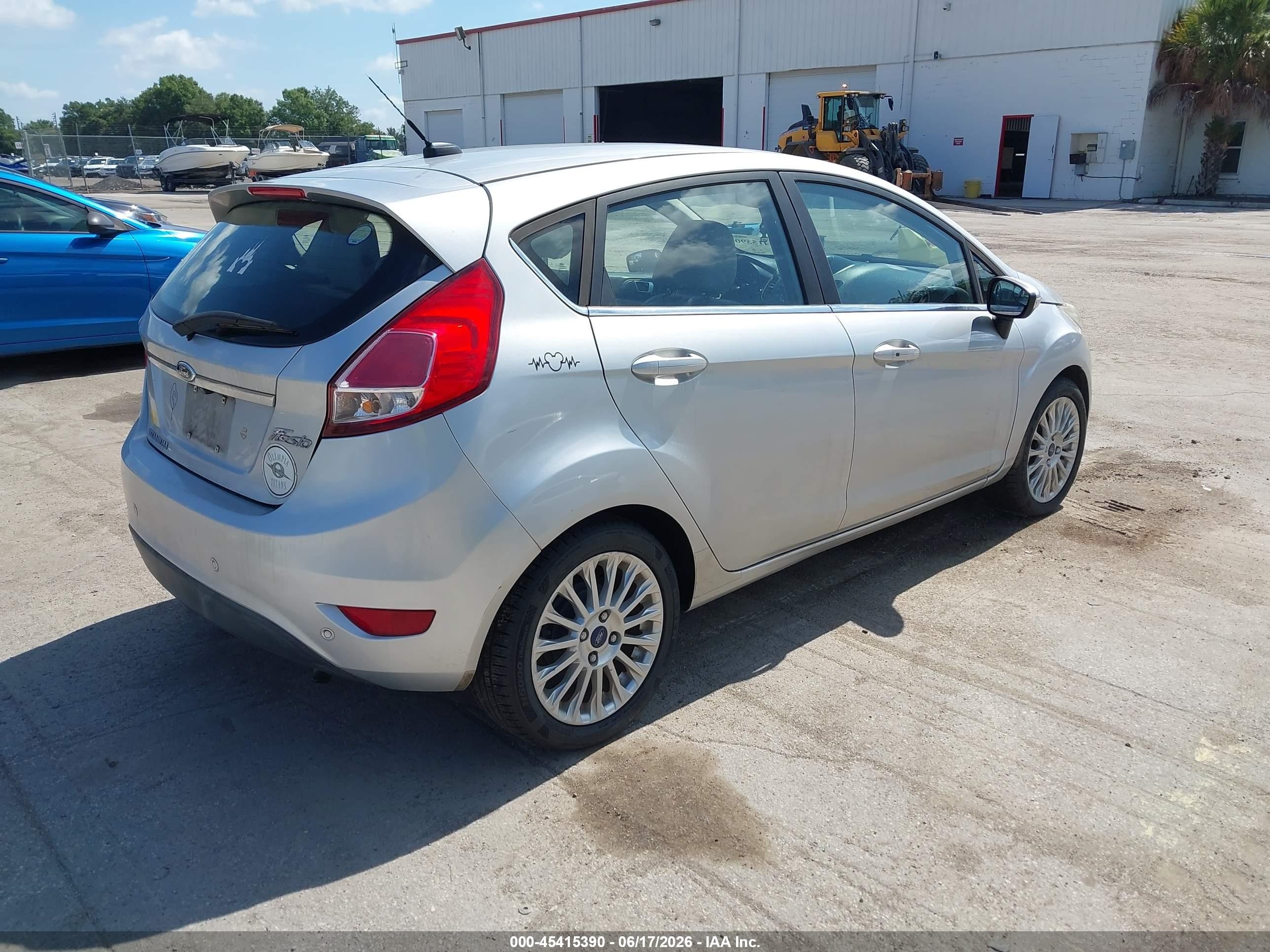 2015 Ford Fiesta Titanium Серебряный vin: 3FADP4FJ1FM208789
