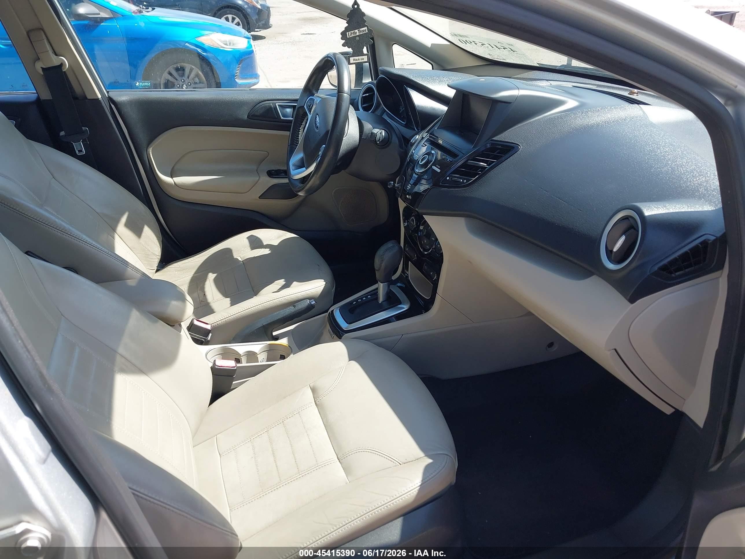 2015 Ford Fiesta Titanium Серебряный vin: 3FADP4FJ1FM208789