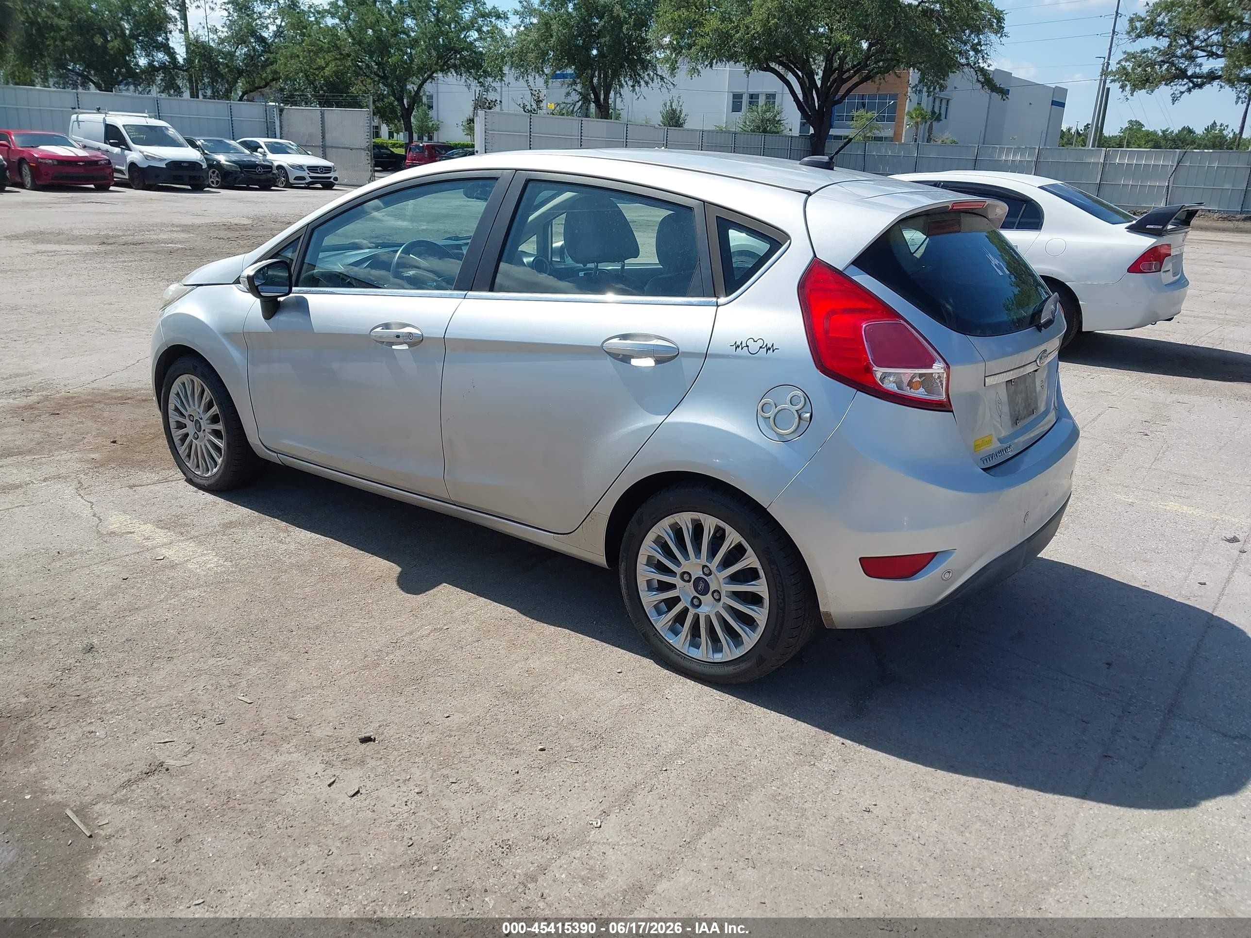 2015 Ford Fiesta Titanium Серебряный vin: 3FADP4FJ1FM208789