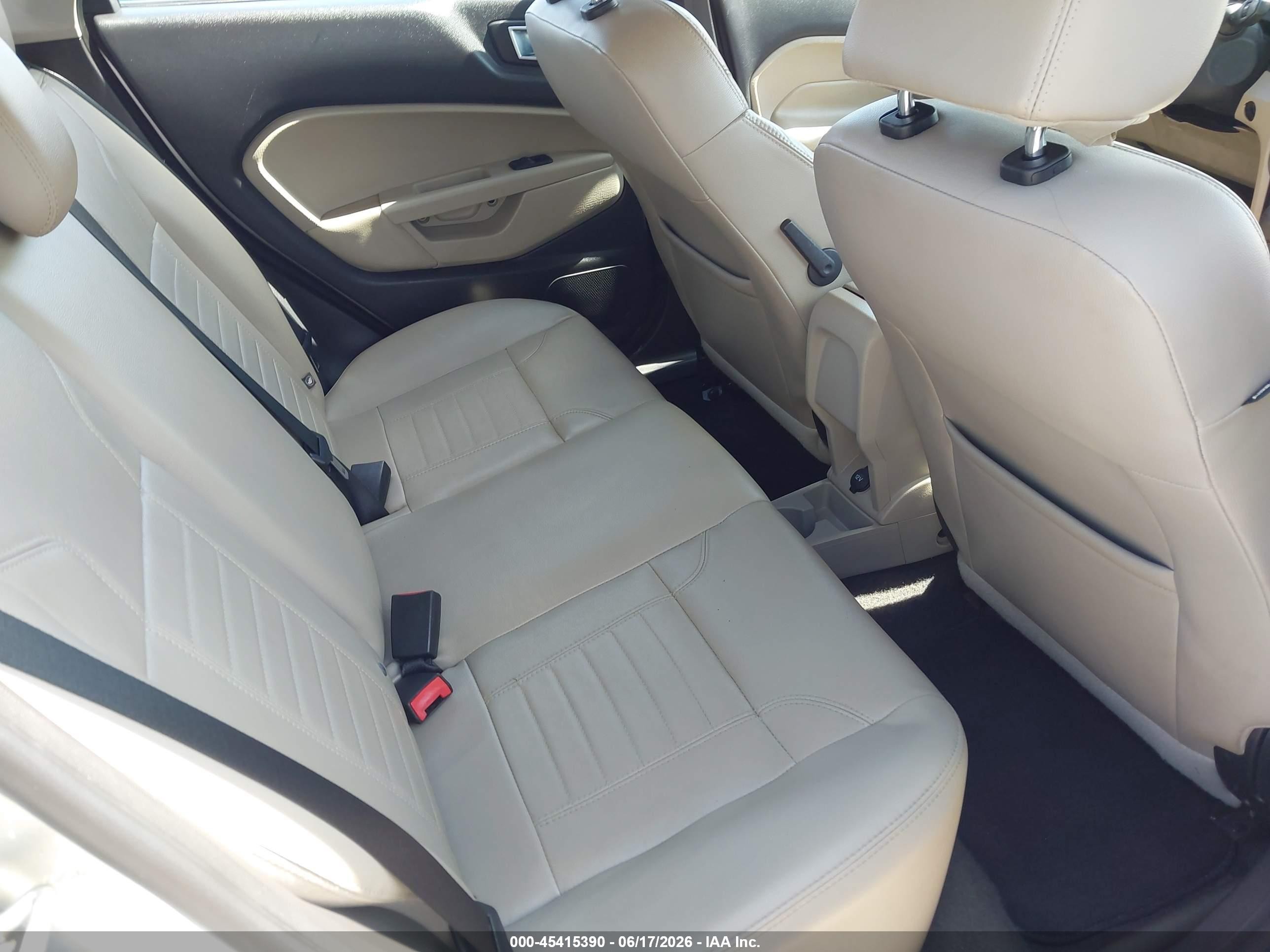 2015 Ford Fiesta Titanium Серебряный vin: 3FADP4FJ1FM208789