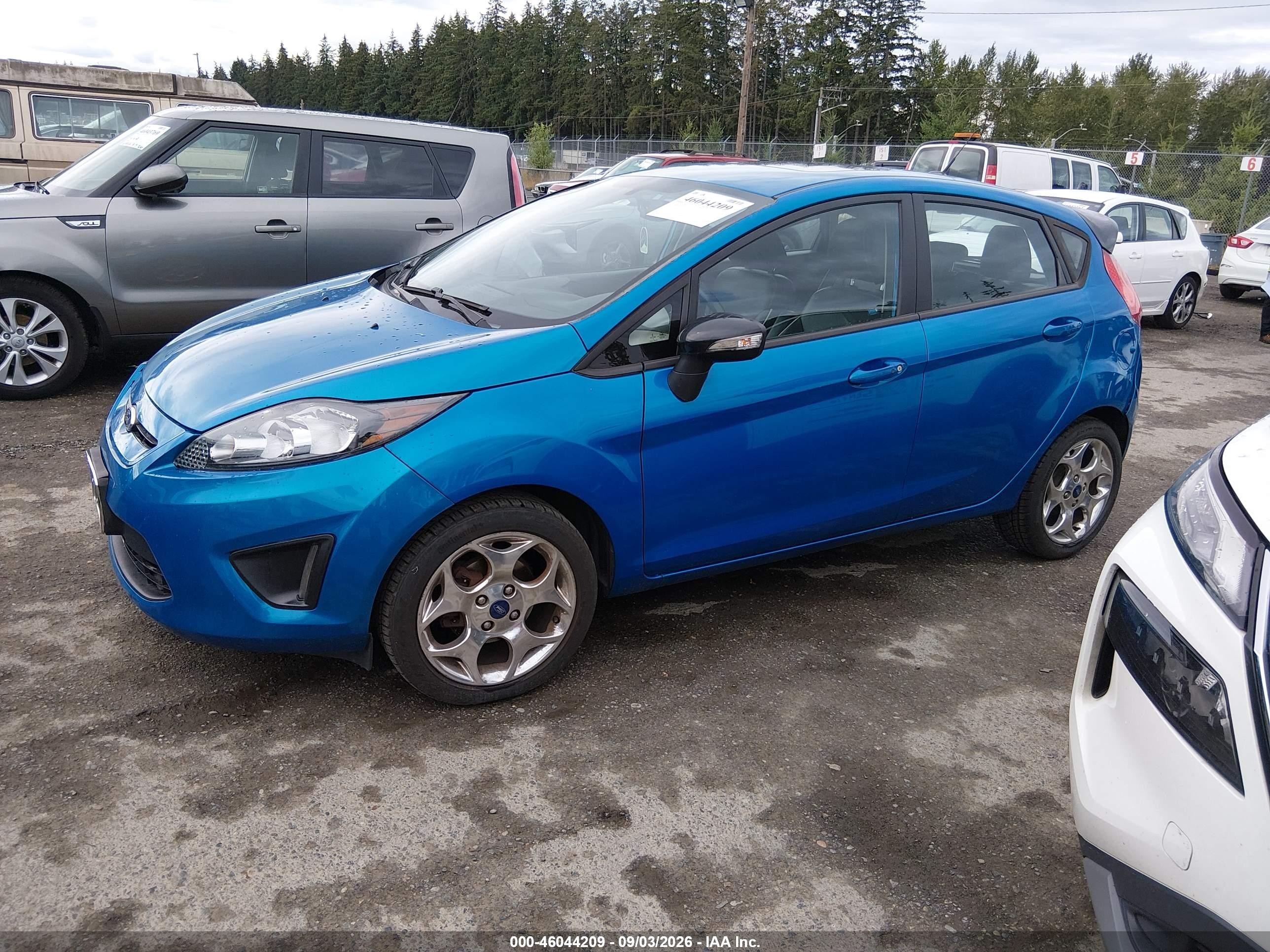 2013 Ford Fiesta Titanium Синий vin: 3FADP4FJ2DM205767