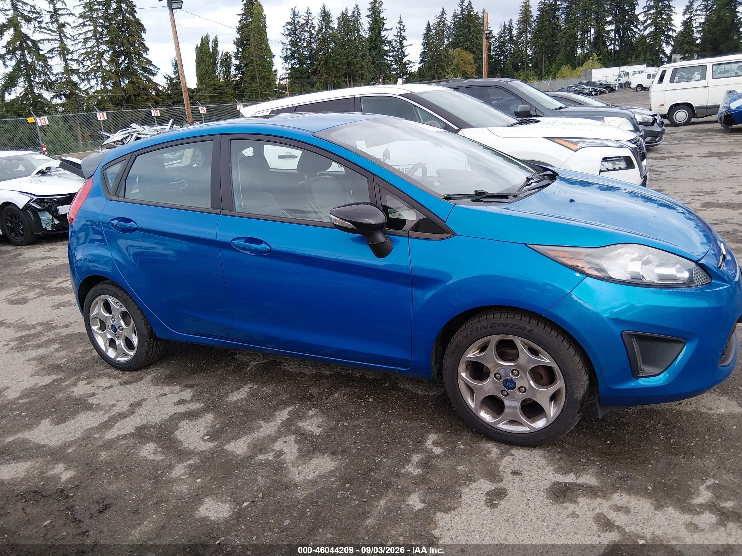 2013 Ford Fiesta Titanium Синий vin: 3FADP4FJ2DM205767