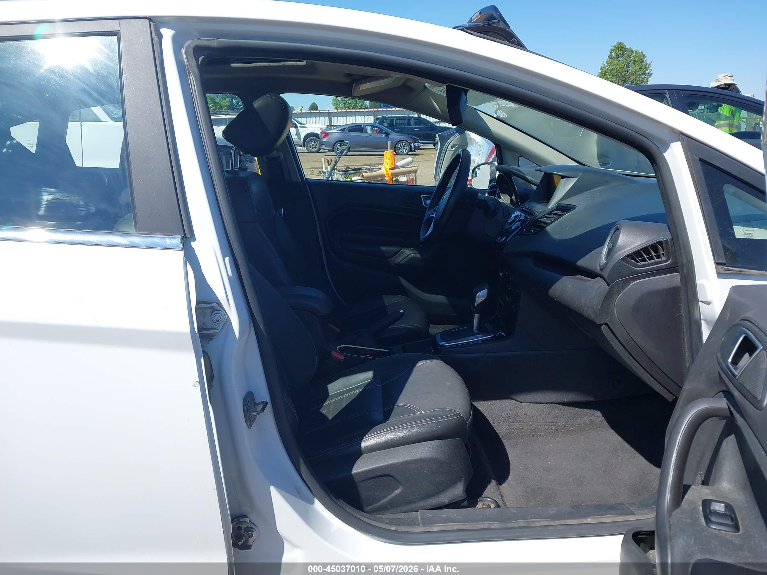 2015 Ford Fiesta Titanium White vin: 3FADP4FJ9FM205638