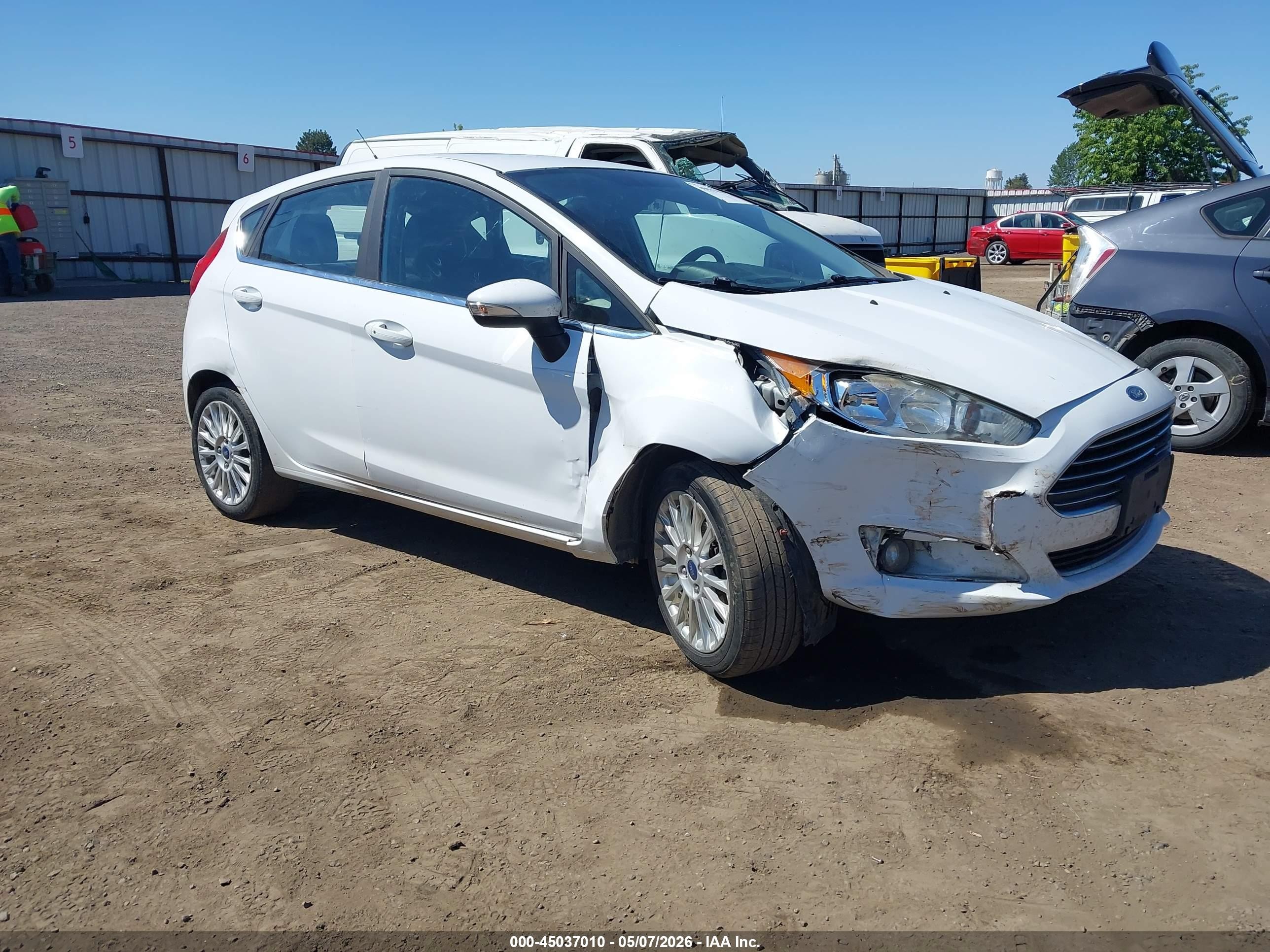 2015 Ford Fiesta Titanium Белый vin: 3FADP4FJ9FM205638