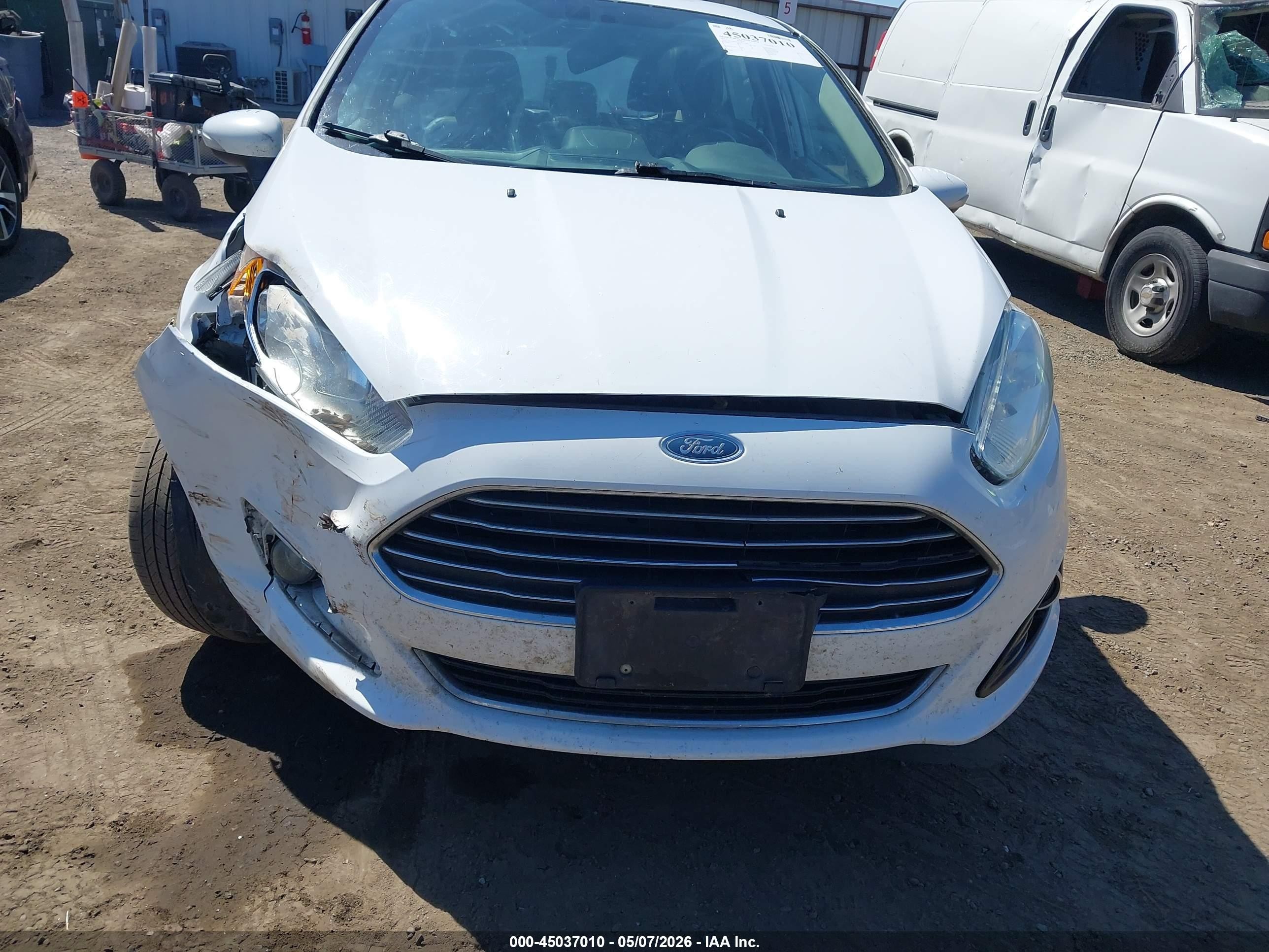 2015 Ford Fiesta Titanium White vin: 3FADP4FJ9FM205638